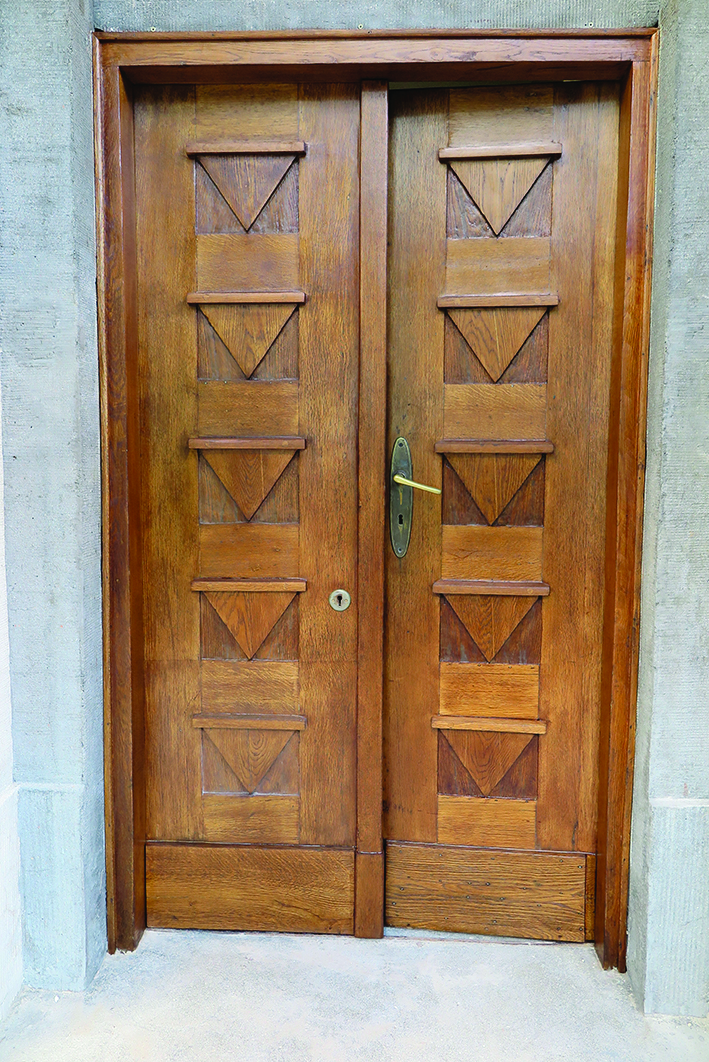 Wczesnomodernistyczne drzwi do budynku administracyjnego Uniwersytetu Morskiego przy ul. Morskiej 81-87 z dekoracją art deco.