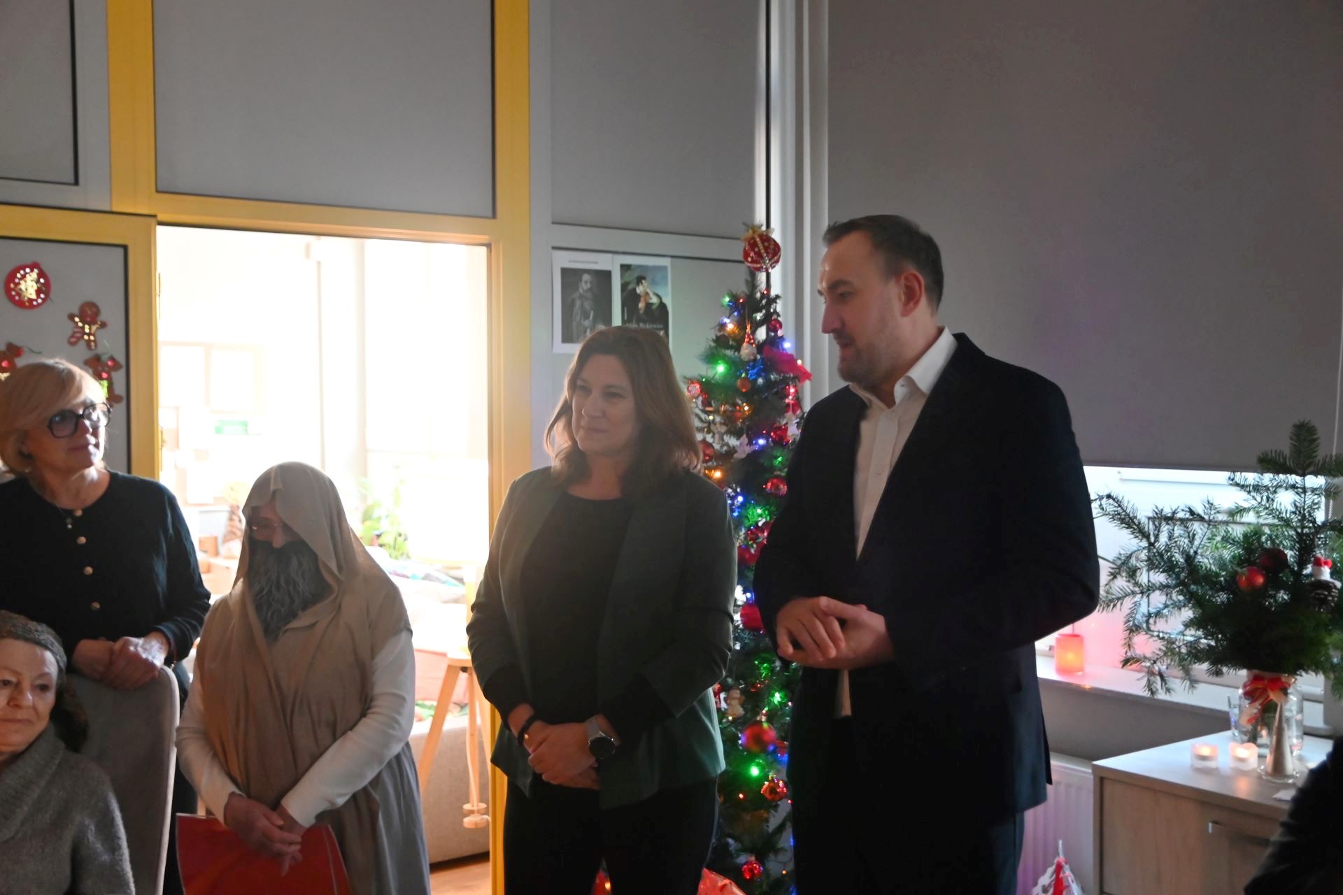 Dyrektor MOPS i Wiceprezydent Gdyni składający życzenia seniorom