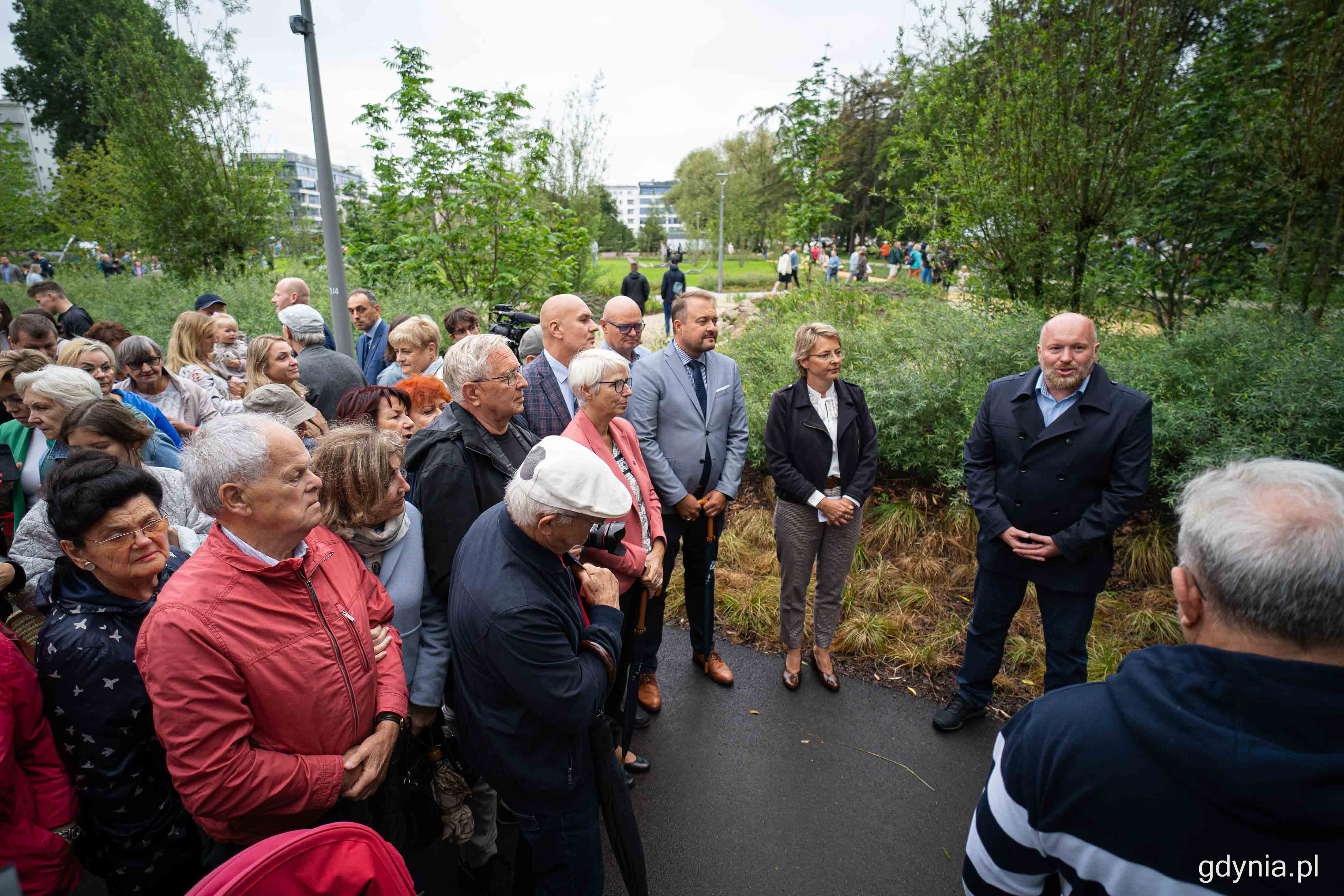 Park Centralny, ścieżka, grupa ludzi, przemawia mężczyzna, w tle park