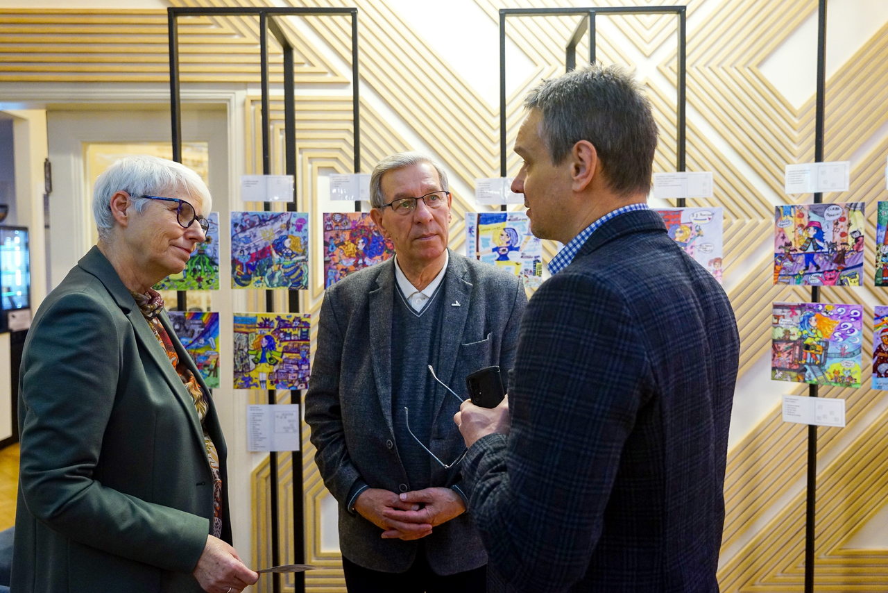 Joanna Zielińska wraz z dwójką radnych: Zenonem Rodą oraz wiceprzewodniczącym Rady Miasta Gdyni, Marcinem Wołkiem. Fot. Mirosław Pieślak