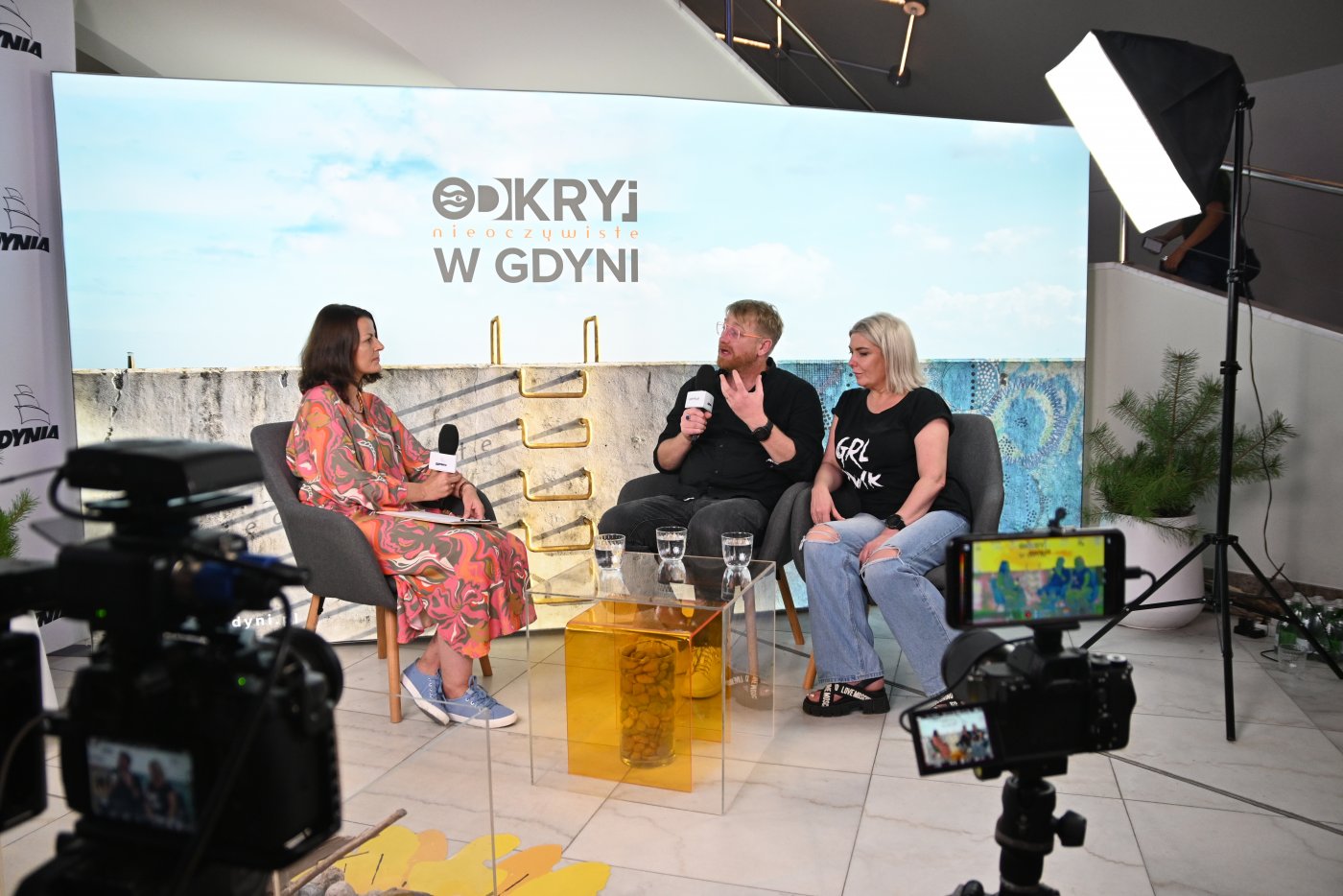 DK i Hugh Welchmanowie (z prawej strony) byli kolejnymi goścmi Magdaleny Śliżewskiej z Gdynia.pl (z lewej strony) w studio Gdynia Filmowa