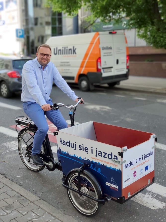 Marek Łucyk, Wiceprezydent Gdyni ds. Rozwoju na rowerze cargo. Fot. UM Gdynia