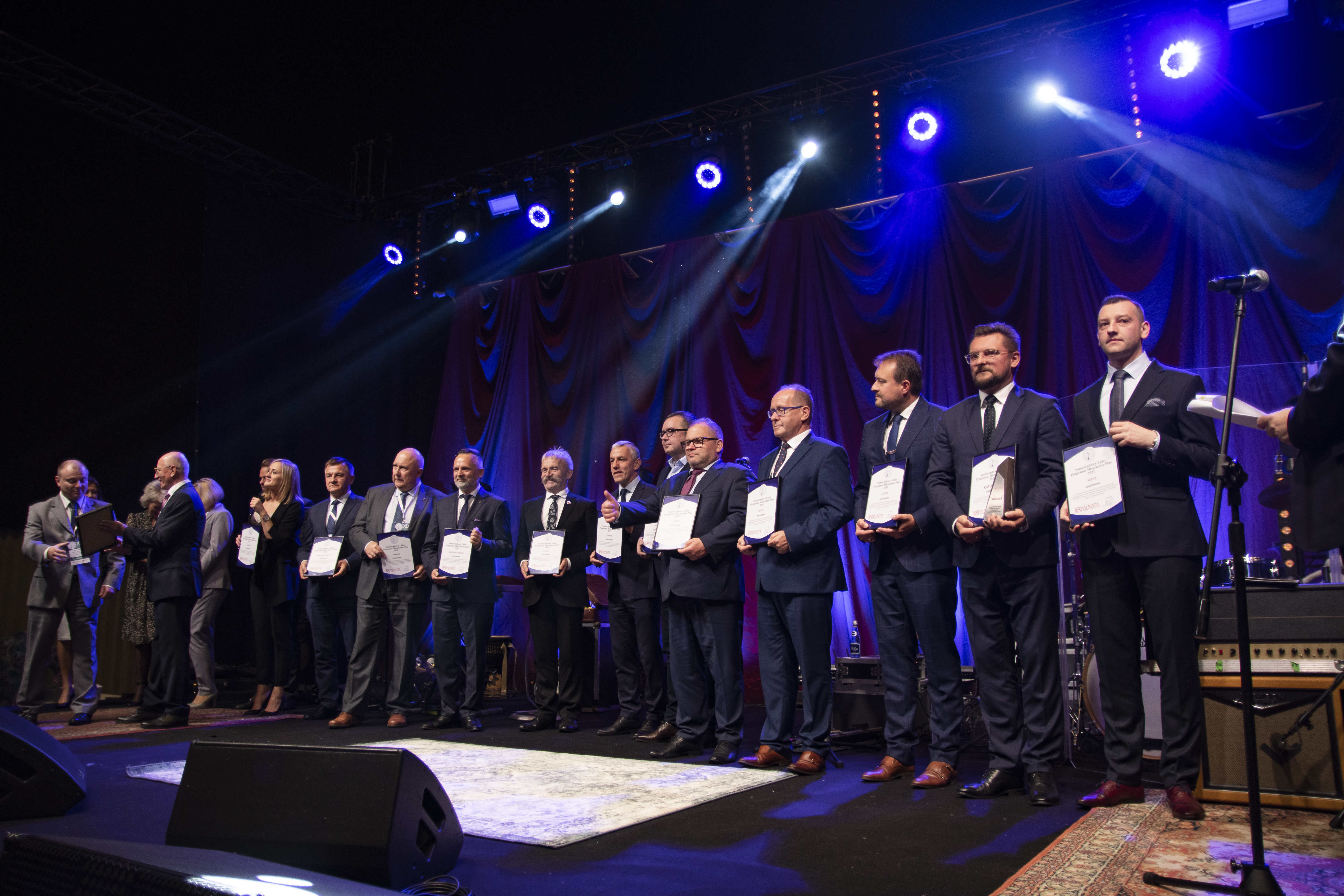 Wyróżnienie „Samorządowego Lidera Programu Mieszkanie Plus” dla Gdyni wręczono podczas Samorządowego Forum Kapitału i Finansów w Katowicach. Drugi od prawej Marek Łucyk, wiceprezydent Gdyni ds. rozwoju, fot. mat. prasowe organizatora / R5films.com