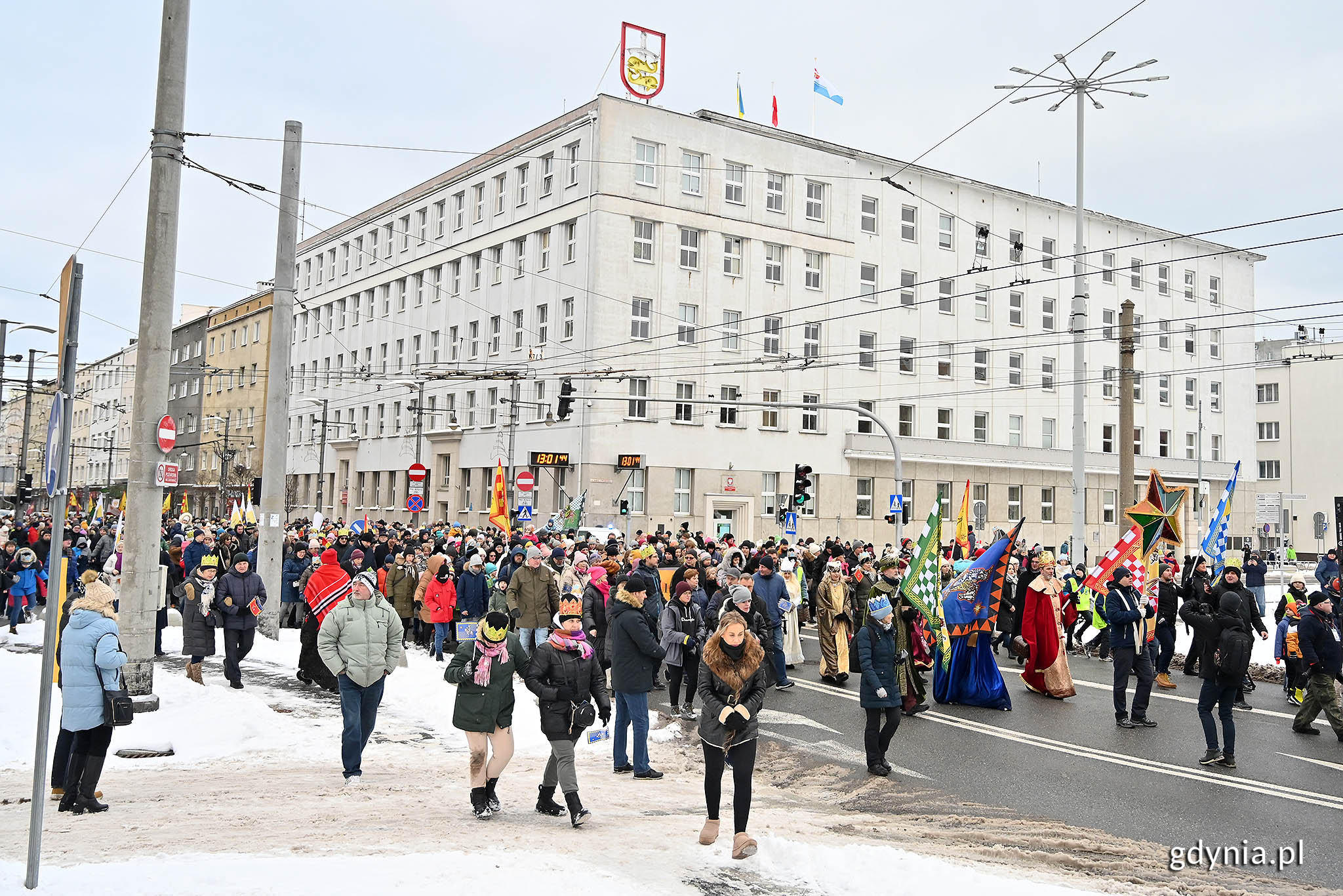 Orszak Trzech Króli na ul. Świętojańskiej, obok budynku Urzędu Miasta Gdyni 