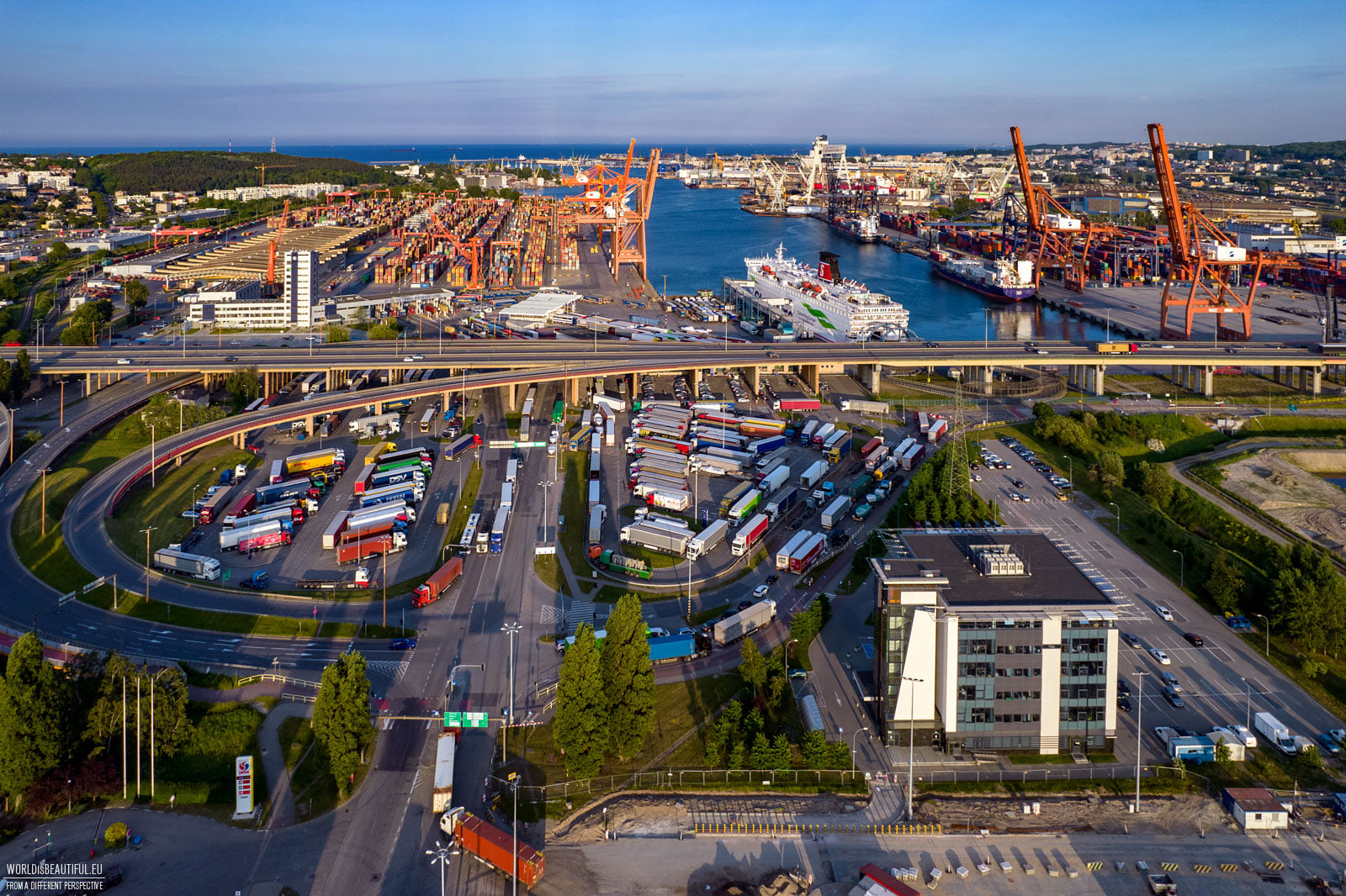Port Gdynia - jeden z kluczowych portów morskich w obrębie basenu Morza Bałtyckiego. To tutaj branża logistyczna i transportowa rozwinęły się szczególnie mocno i mają kluczowe znaczenie dla całej lokalnej gospodarki, fot. Fotopodróże - Worldisbeautiful.eu / z naszej facebookowej grupy Gdynia w obiektywie