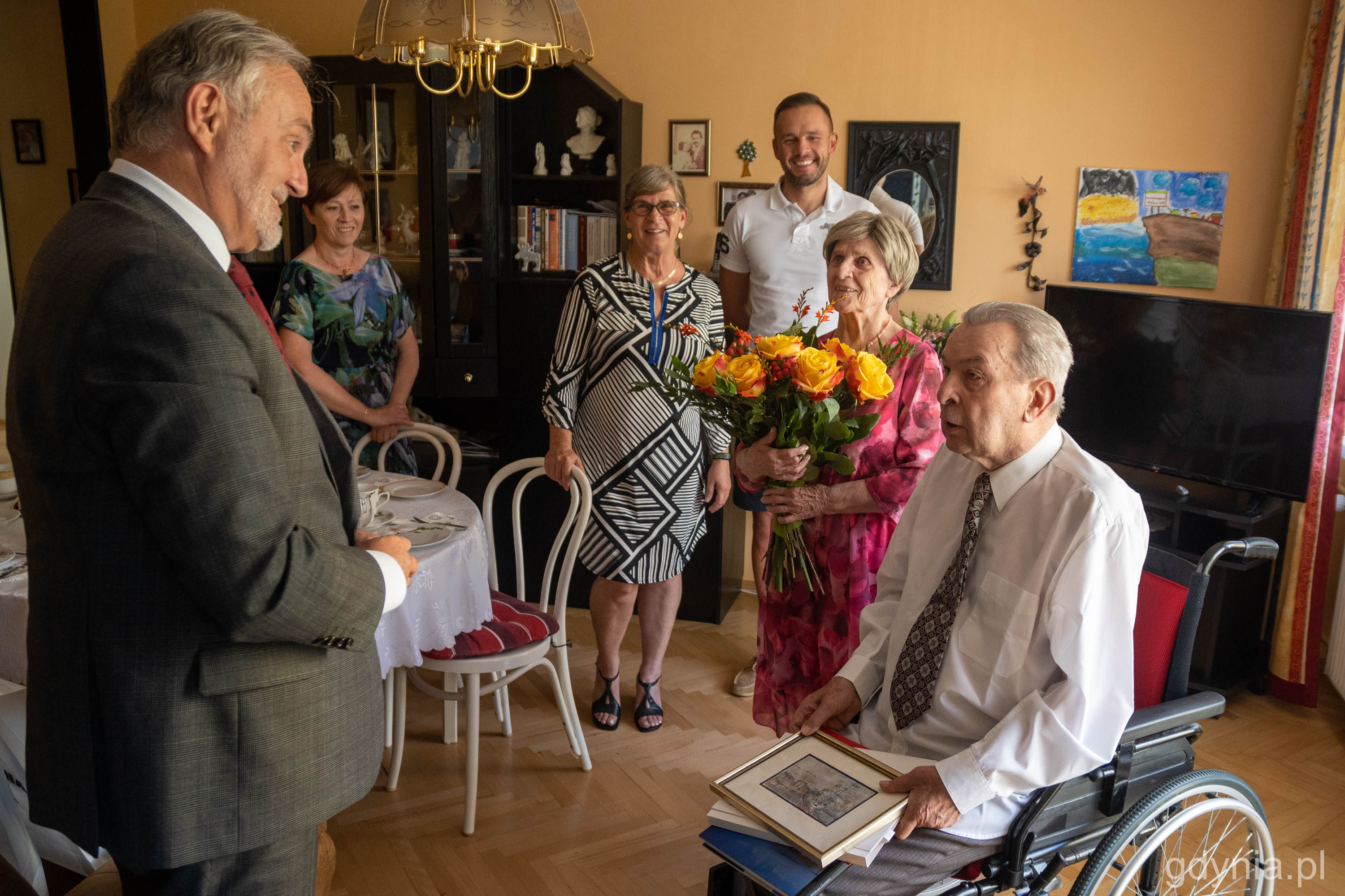 Państwo Krzyżak wraz z rodziną w towarzystwie prezydenta Gdyni - Wojciecha Szczurka // fot. Paweł Kukla