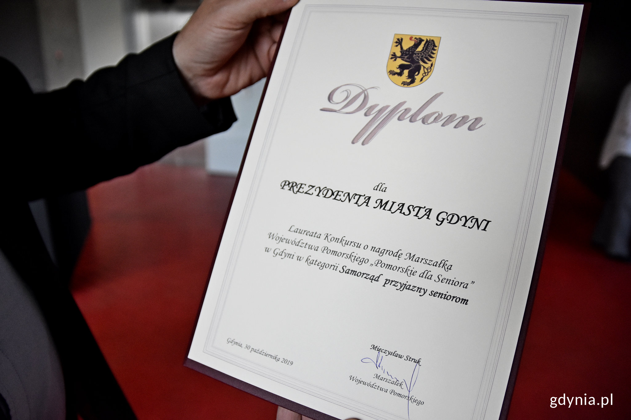 Dyplom dla prezydenta Gdyni, fot. Kamil Złoch