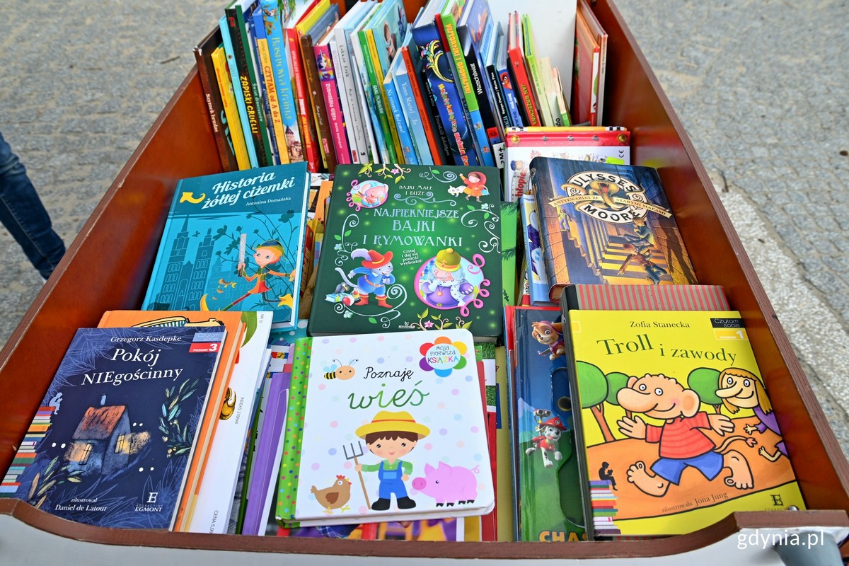 Międzynarodowy Dzień Książki dla Dzieci stał się okazją do tego, by na ulice Gdyni ruszył bibliorower. Fot. Magdalena Czernek
