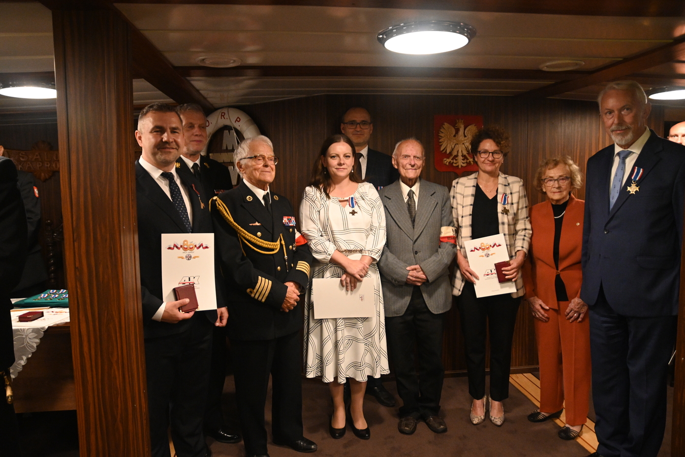 Od lewej: Michał Pasieczny – burmistrz Rumi, kpt. w st. sp. Tomasz Kuplicki, wiceprezes okręgu pomorskiego Światowego Związku Żołnierzy Armii Krajowej, prezydent Gdyni Aleksandra Kosiorek, Emil Rojek – wicewojewoda pomorski, mjr w st. sp. Jerzy Grzywacz – prezes okręgu pomorskiego Światowego Związku Żołnierzy Armii Krajowej, Magdalena Czarzyńska-Jachim – prezydent Sopotu, Krystyna Cembrzyńska-Piłat – wiceprezes okręgu pomorskiego Światowego Związku Żołnierzy Armii Krajowej oraz Krzysztof Hildebrandt – prezydent Wejherowa podczas spotkania z okazji 80. rocznicy akcji „Burza” (fot. Zygmunt Gołąb)