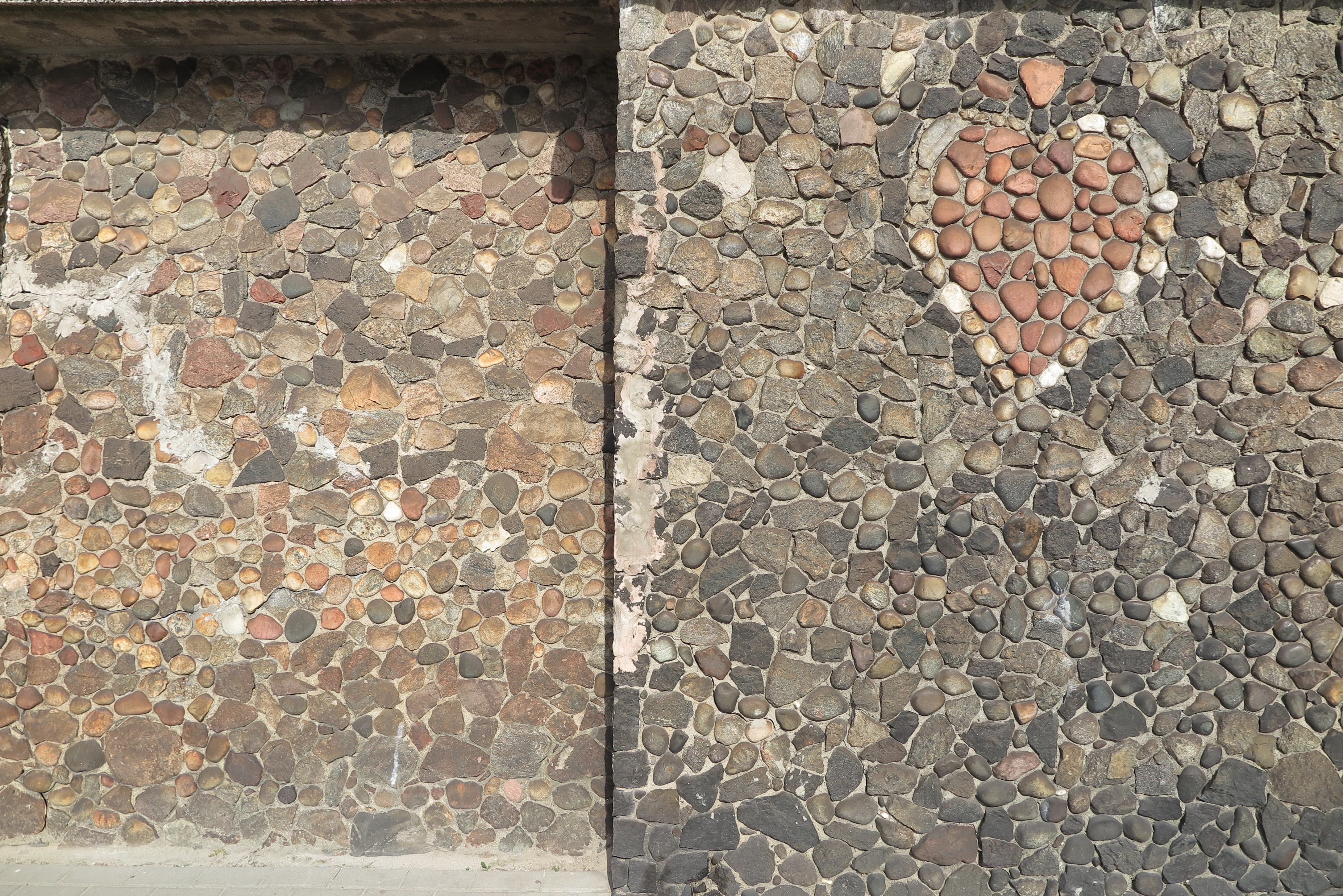 Szczegół elewacji kościoła NSPJ z sercem ułożonym z kolorowych kamieni