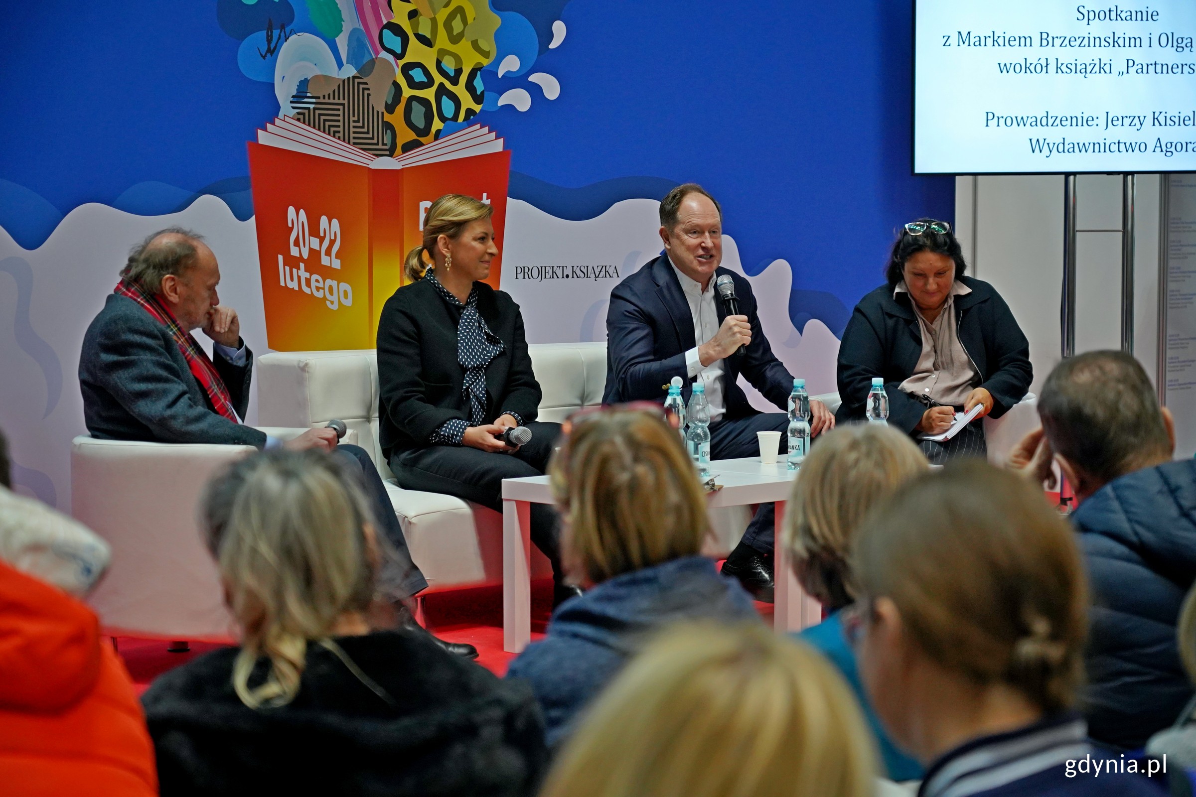 Mark Brzeziński &ndash; były ambasador USA w Polsce i Olga Leonowicz w rozmowie z Jerzym Kisielewskim podczas Targ&oacute;w Książki w Gdyni (fot. Magdalena Czernek)