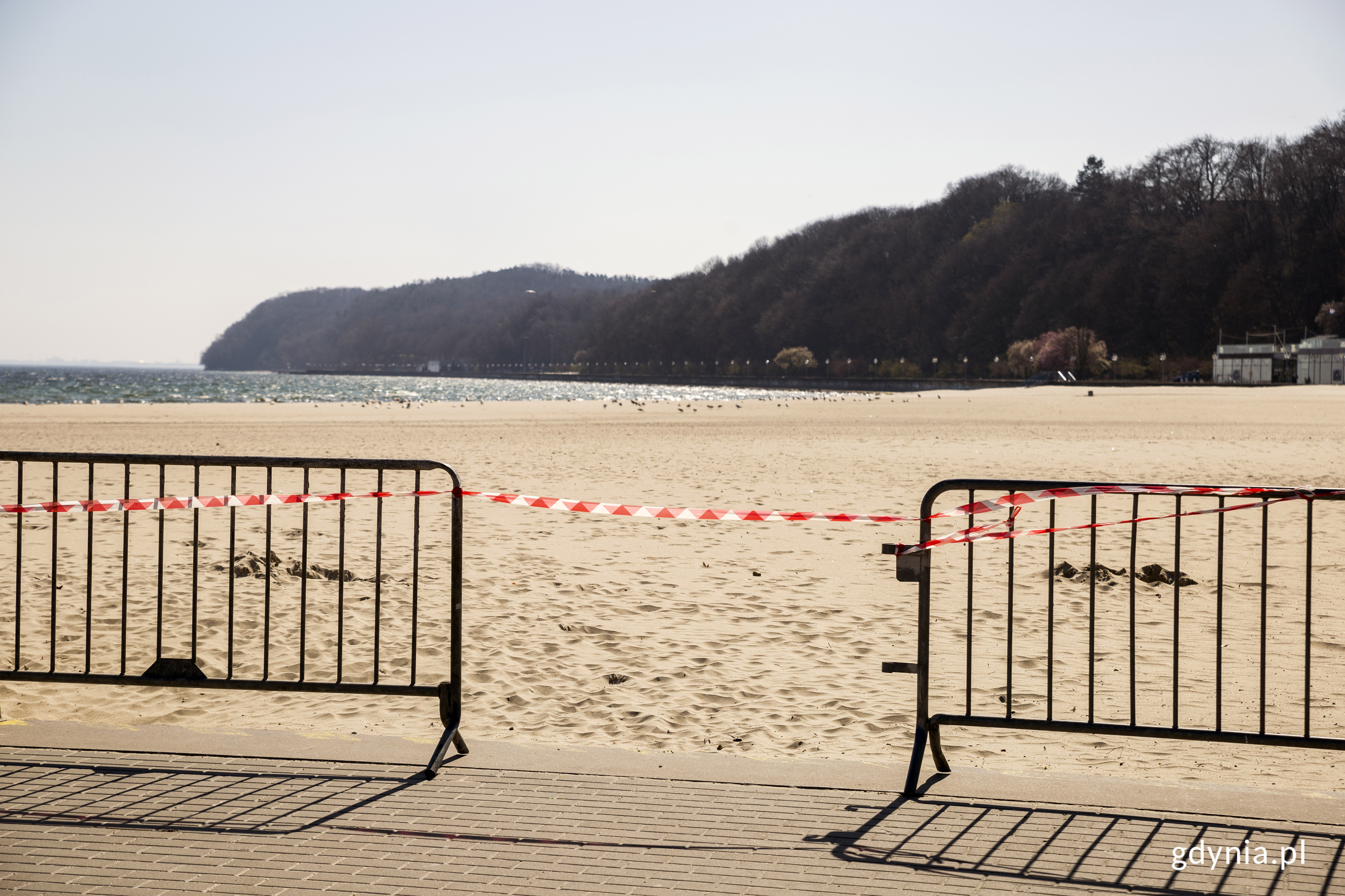 Zamknięta podczas wiosennego lockdownu Plaża Miejska w Gdyni. Fot. Przemysław Kozłowski