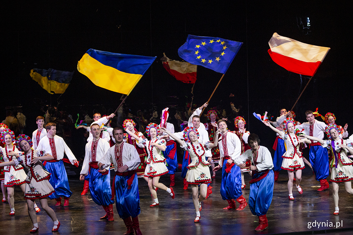 Zespół taneczny „Sonechko” z Żytomierskiej Szkoły Sztuki Choreograficznej na deskach Teatru Muzycznego w Gdyni // fot. Przemysław Kozłowski
