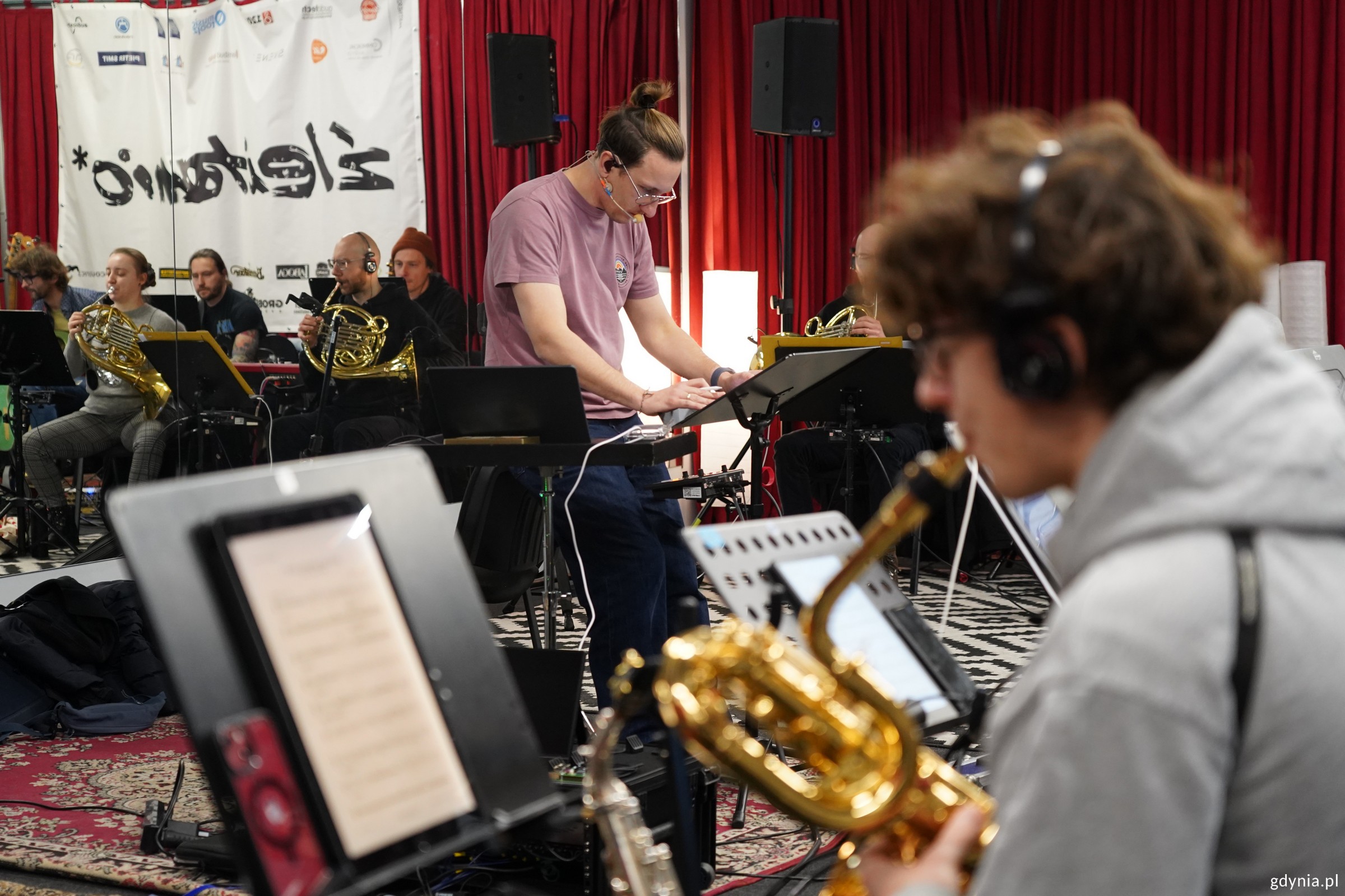 Jan Stokłosa, kompozytor, aranżer i dyrygent na pr&oacute;bie z orkiestrą