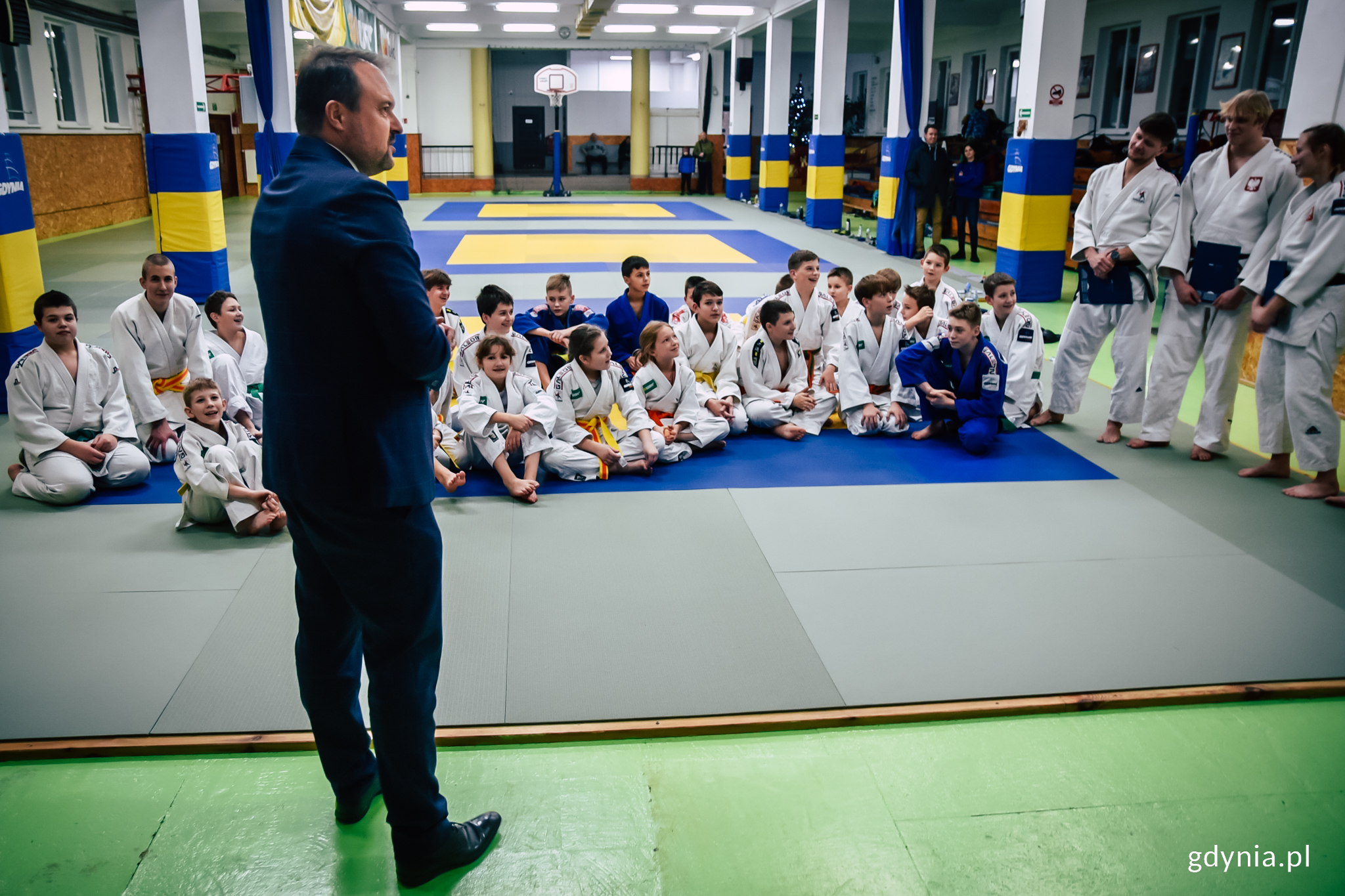 Marek Łucyk wraz z zawodnikami UKS Galeon Gdynia/ Paweł Marszałkowski