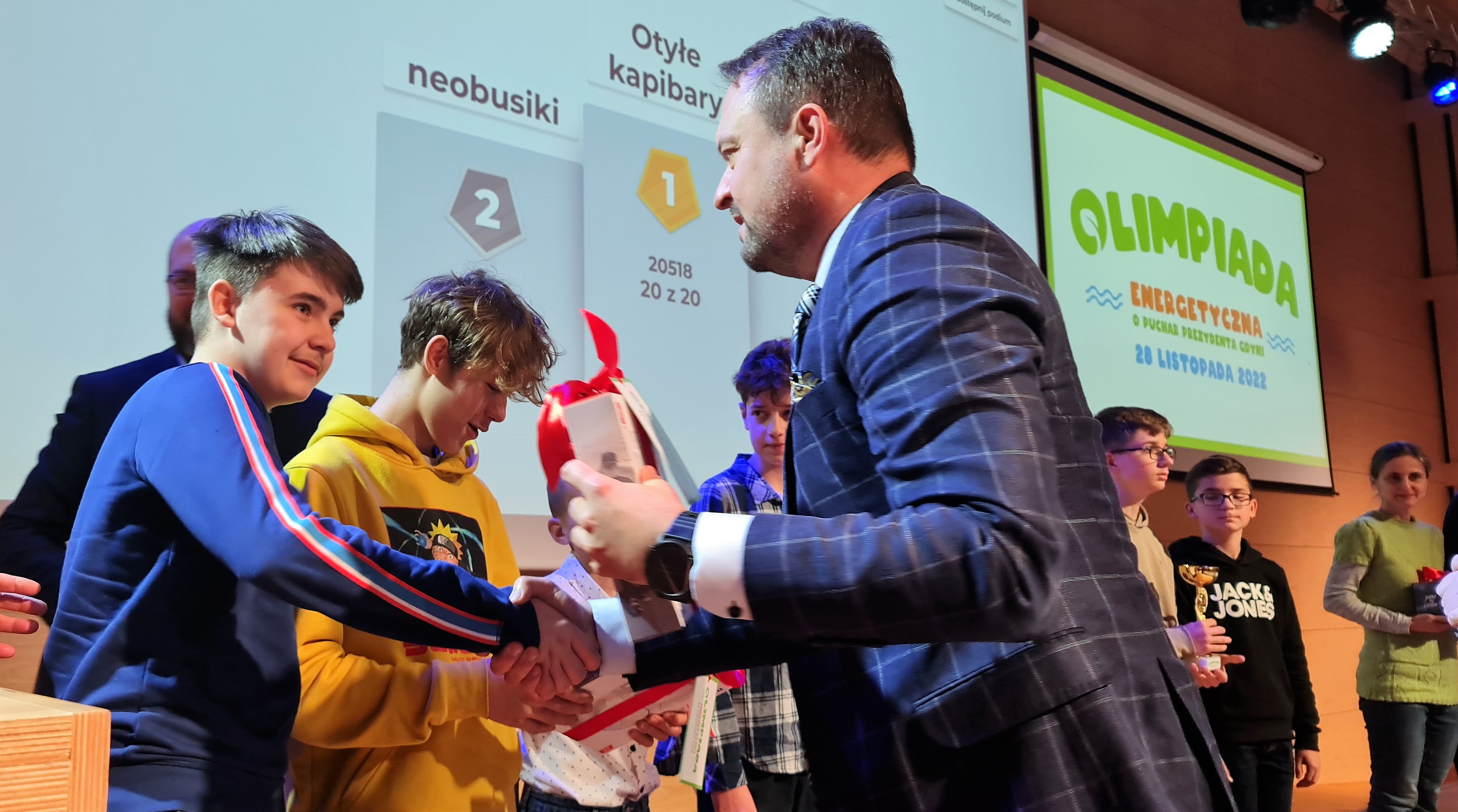 Wiceprezydent Marek Łucyk wręcza nagrodę za najbardziej kreatywną nazwę grupy. Fot. Z. Golab