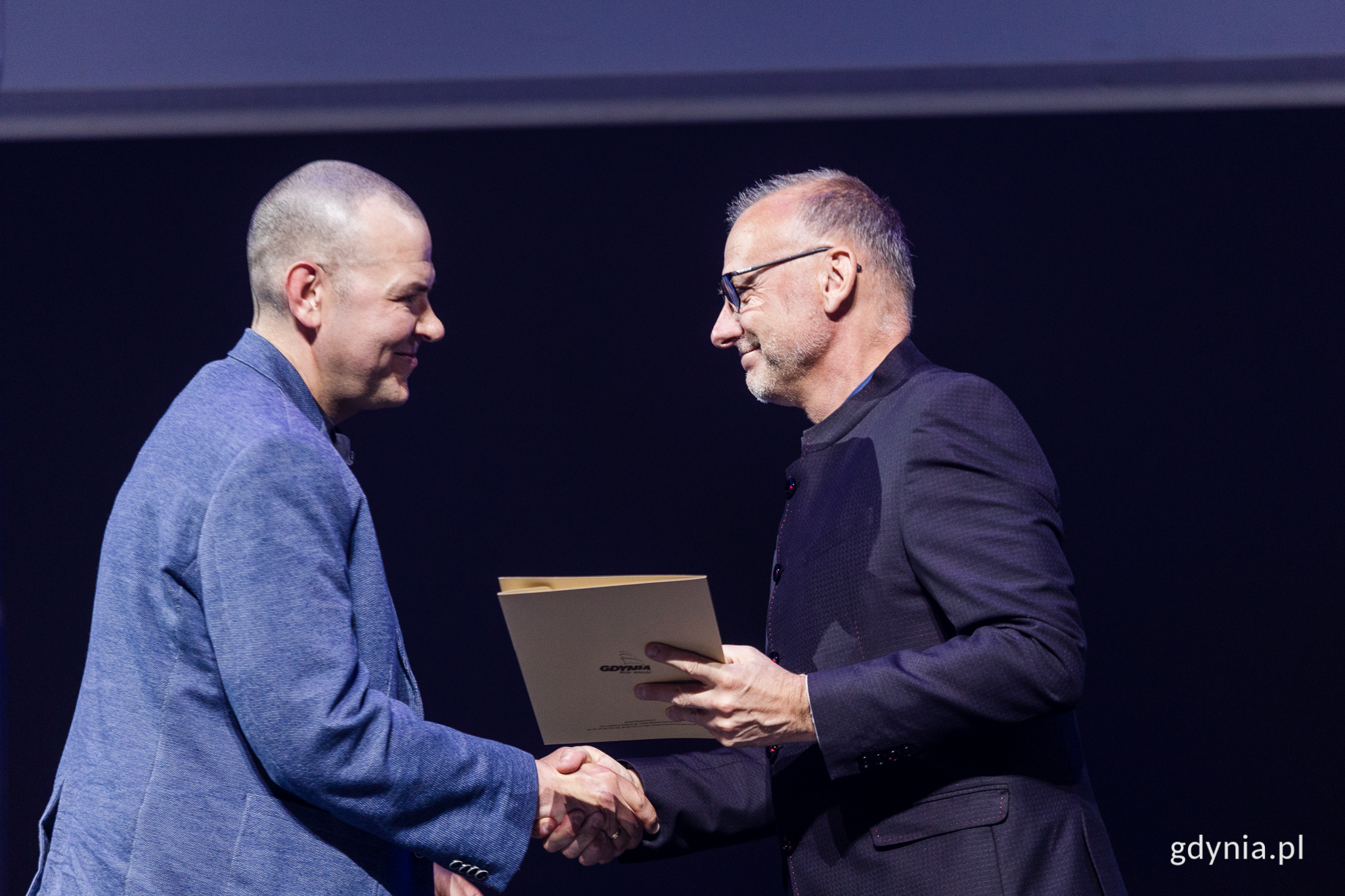 Na zdj. Radosław Surała (od  lewej) i wiceprezydent Michał Guć na scenie Teatru Muzycznego