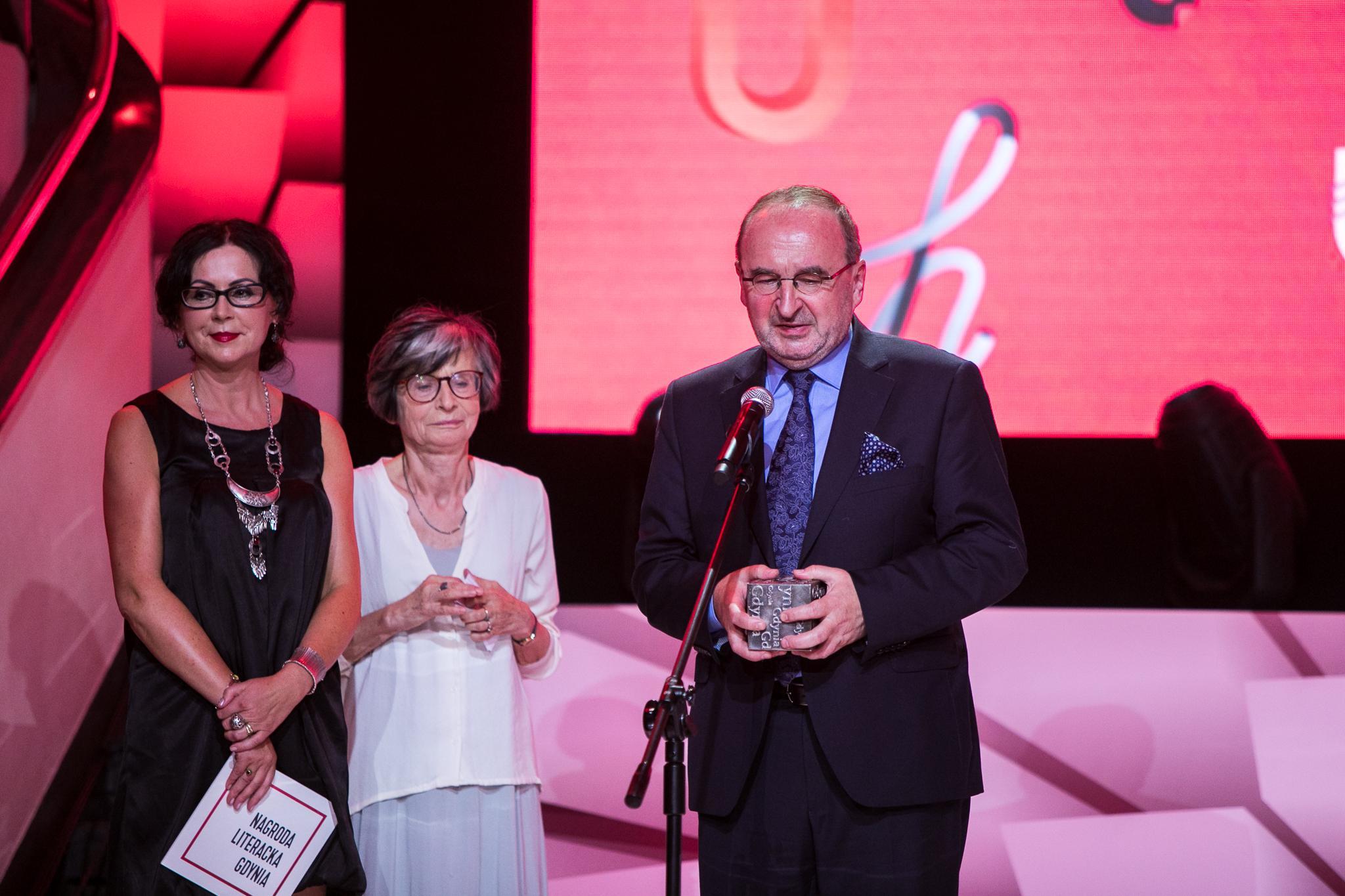 Agata Bielik-Robson, Małgorzata Łukasiewicz oraz Krzysztof Mrowcewicz po odebraniu nagrody, stojący na scenie w Muzeum Emigracji (fot. Karol Stańczak)