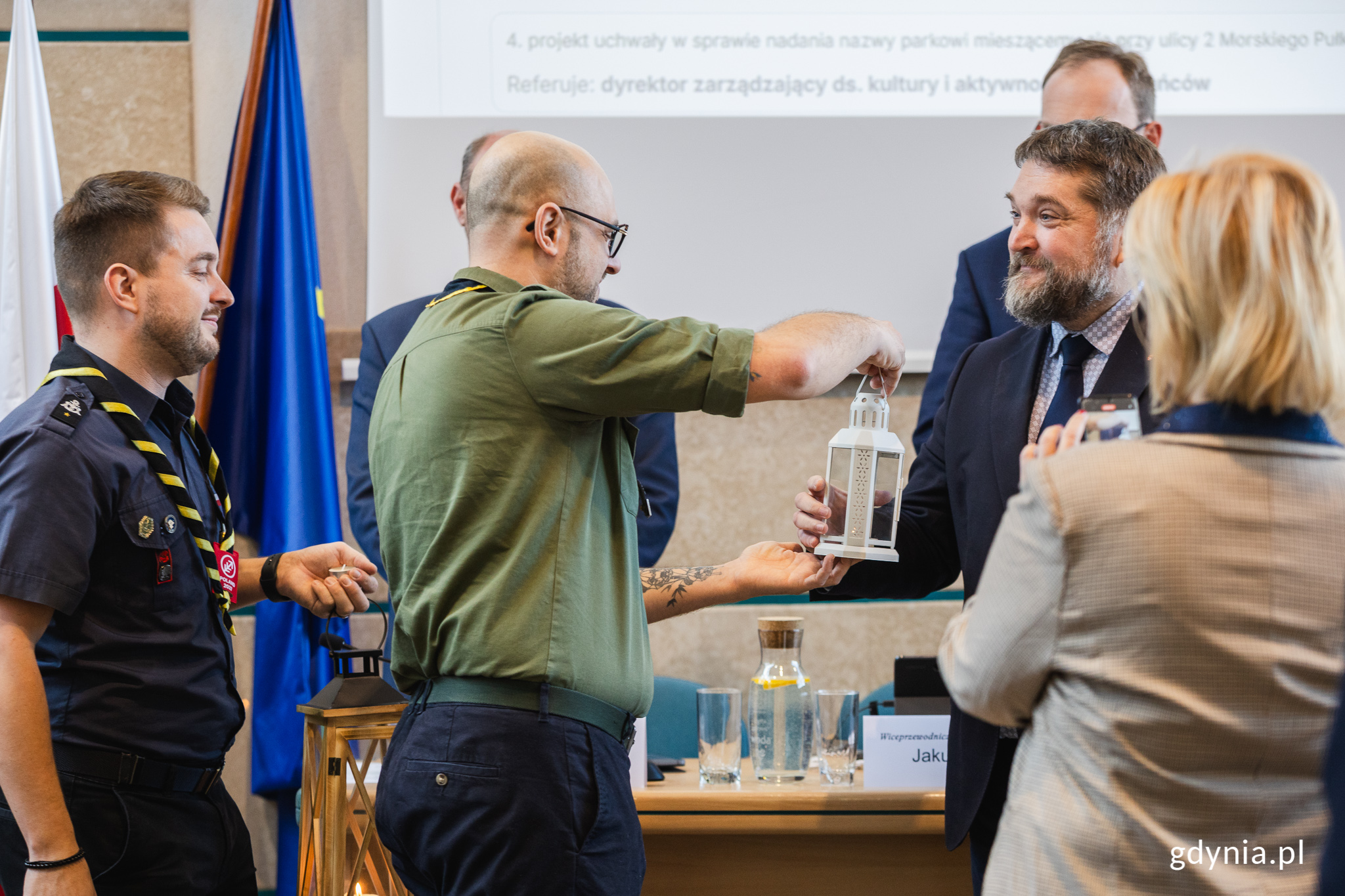 Harcerze z gdyńskiego Hufca ZHP przekazali Betlejemskie Światło Pokoju w ręce przewodniczącego Tadeusza Szemiota