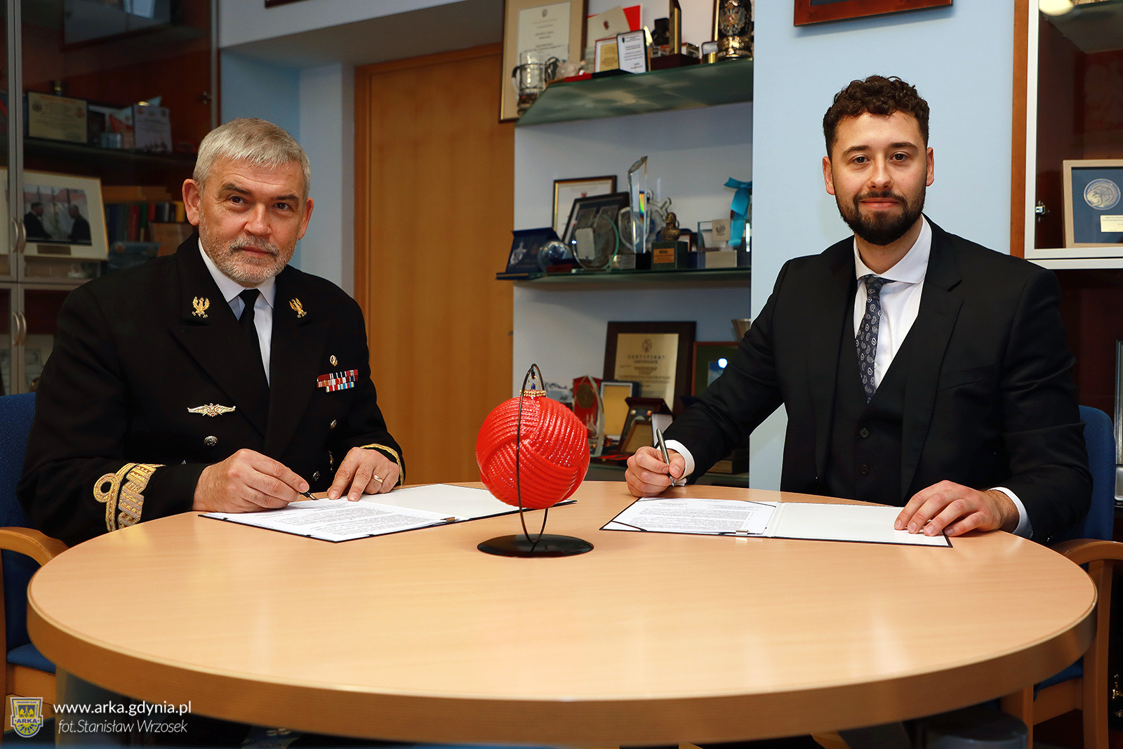 Rektor-Komendant kontradmirał prof. dr hab. Tomasz Szubrycht i prezes Klubu Arka Gdynia S.A. Michał Kołakowski. Fot. Stanisław Wrzosek