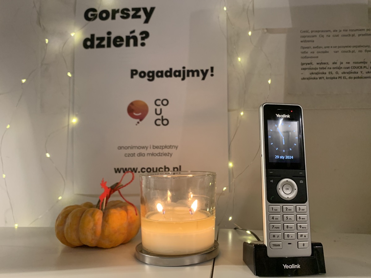 Zdjęcie predstawia zbliżenie na jeden z telefonów służących do odbierania połączeń przychodzących na linię zaufania coucb.pl