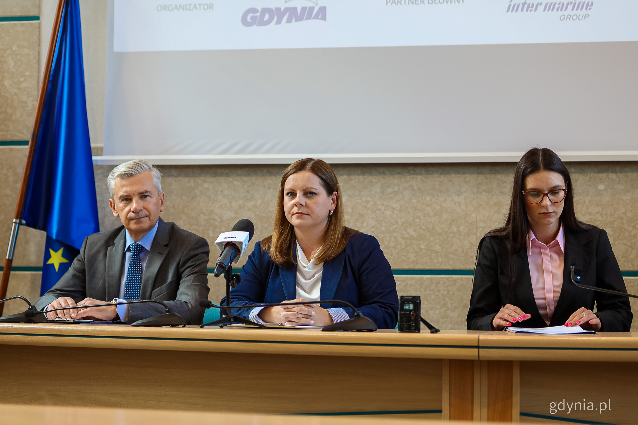 Andrzej Popadiuk, lider Forum Gospodarki Morskiej; Aleksandra Kosiorek, prezydent Gdyni oraz Katarzyna Gruszecka-Spychała, wiceprezes ZMPG siedzący przy stole prezydialnym podczas konferencji prasowej