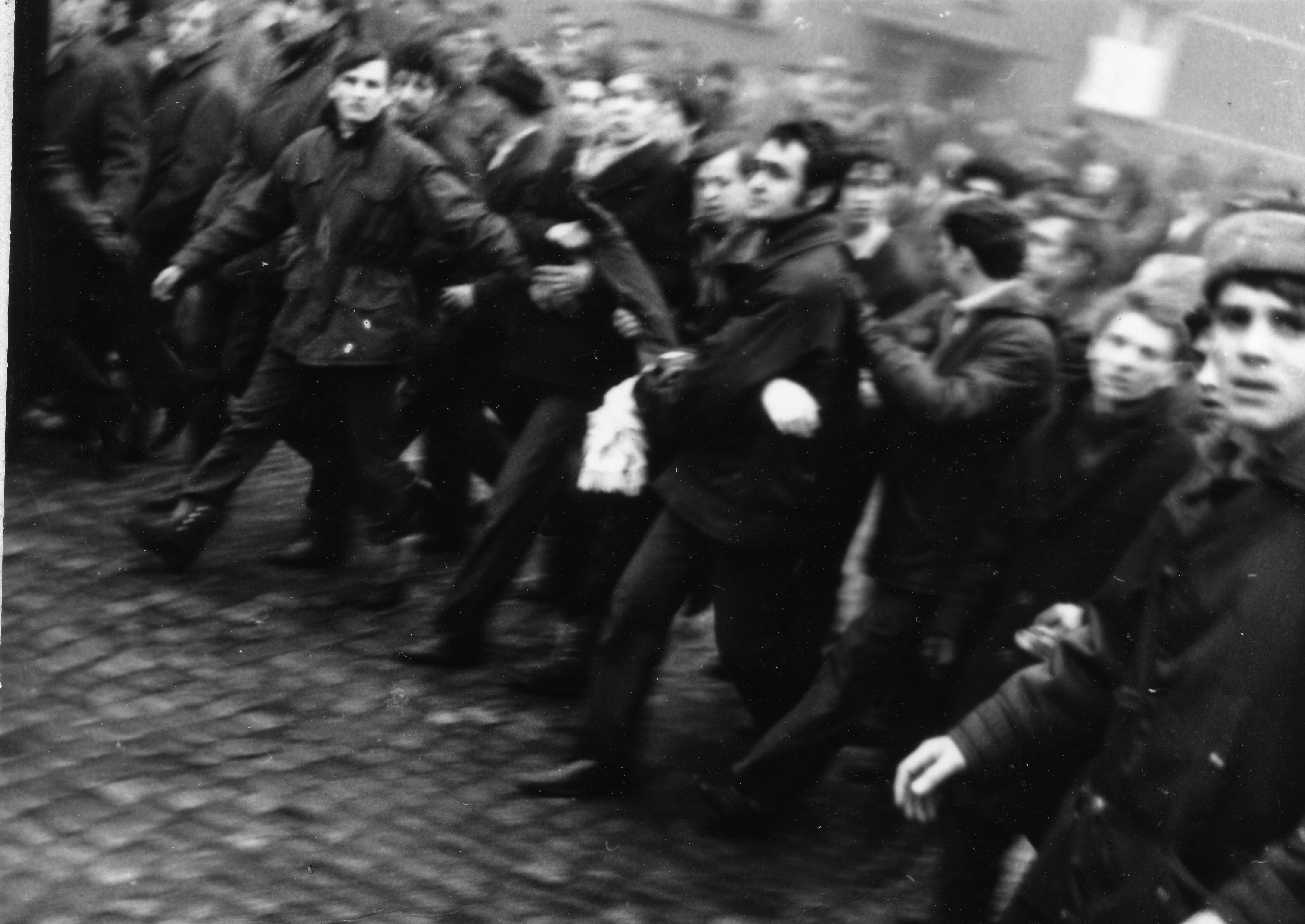 Demonstracja idąca ulicą Czerwonych Kosynierów w Gdyni (Obecnie ul.Morska).  W centrum fotografii grupa mężczyzn niesie zwłoki Zbigniewa Godlewskiego // źródło: IPN