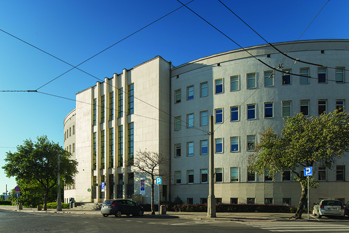 Budynek Sądu Rejonowego przy pl. Konstytucji 5, płyty kamienne ułożono na najważniejszych częściach elewacji, w tym na ryzalicie części wejściowej i cokołach.