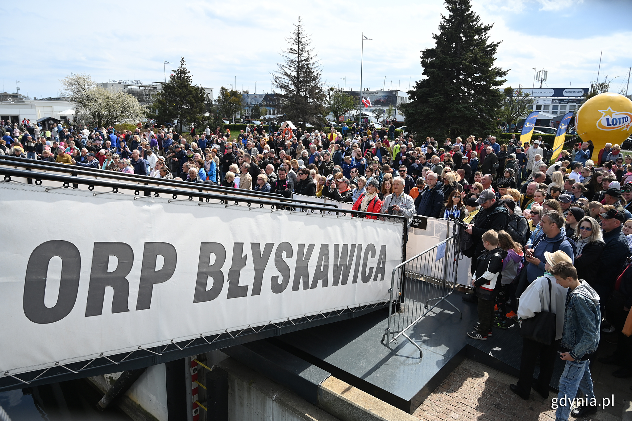 Tegoroczna "Błyskawiczna Majówka", czyli otwarcie sezonu wystawienniczego na okręcie - wydarzenie co roku przyciąga tłumy zainteresowanych, fot. Michał Puszczewicz
