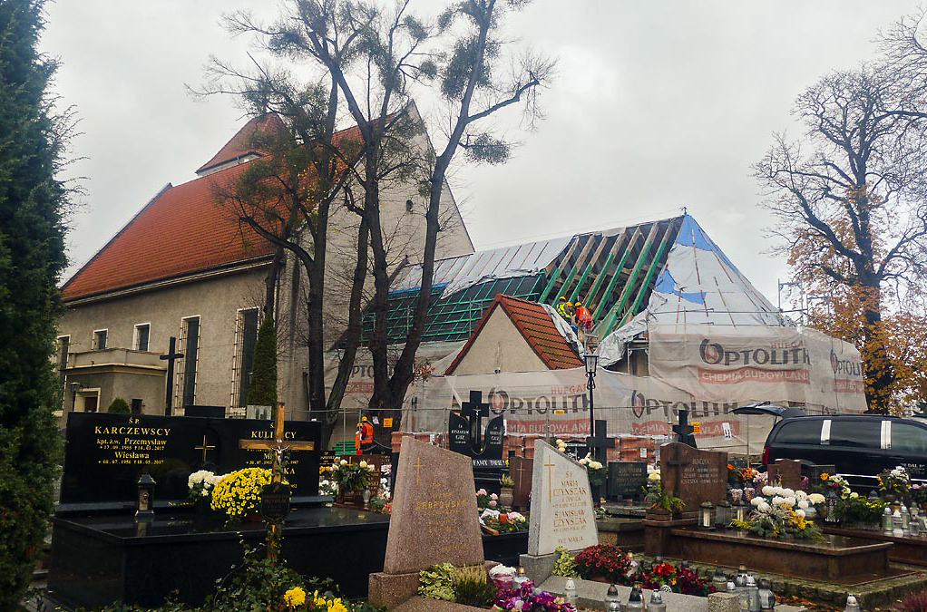 Remont dachu prezbiterium w listopadzie 2020r. Źródło: parafia-orlowo.pl