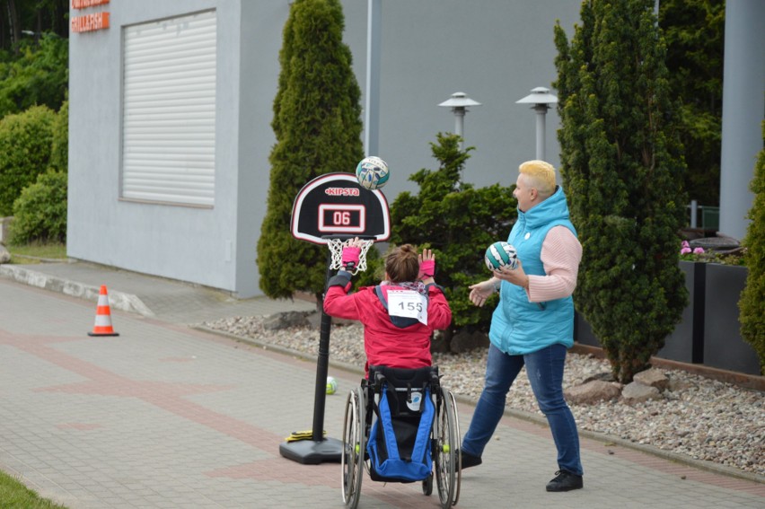 Osoba na wózku inwalidzkim wrzucająca piłkę do kosza. Fot. Łukasz Kamasz