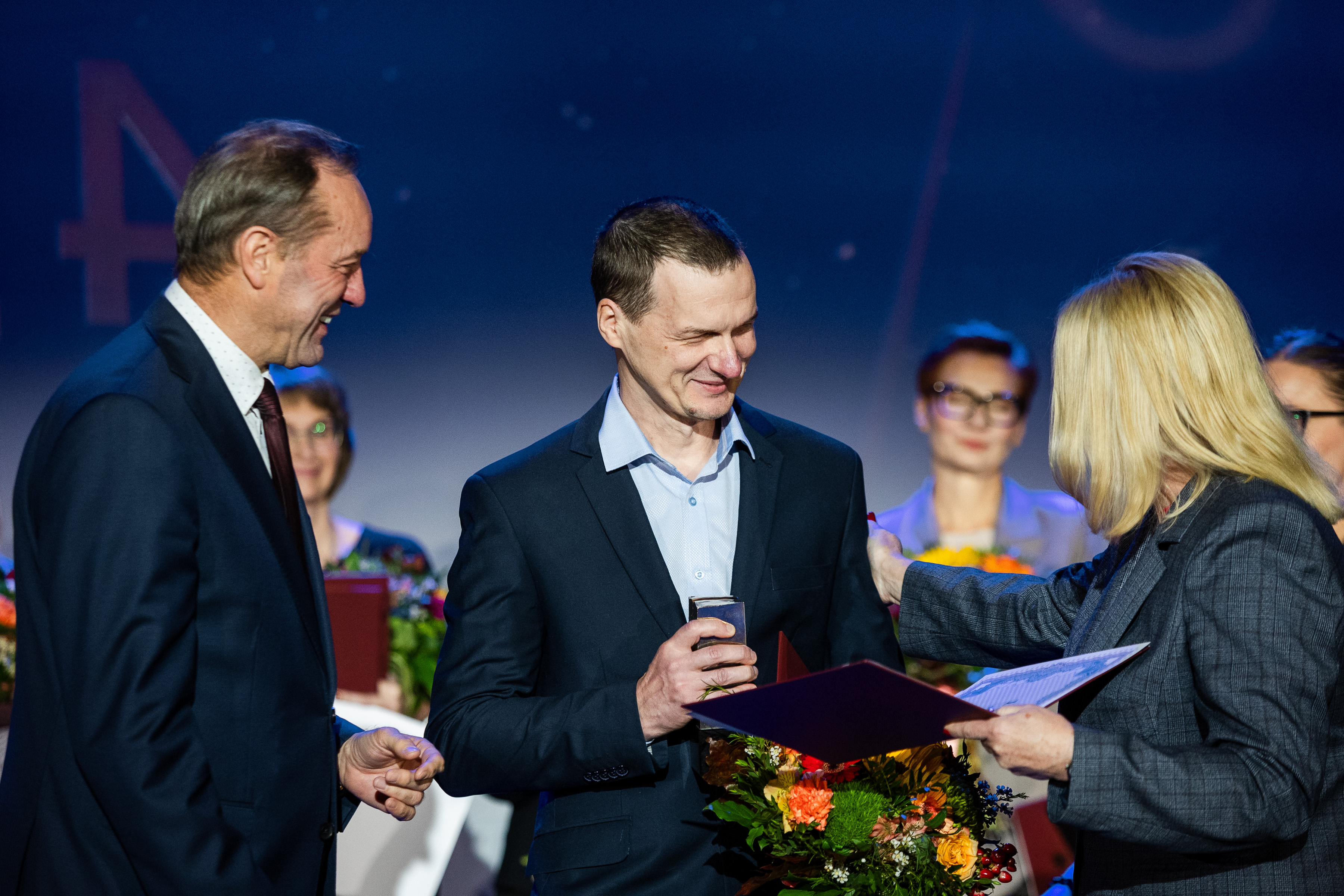 Mieczysław Struk - marszałek województwa pomorskiego i Agnieszka Baranowska - członkini zarządu województwa pomorskiego wręczają nagrodę Tomaszowi Markowi Kacikowi - Nauczycielowi Pomorza Roku 2024 (fot. Karol Stańczak)