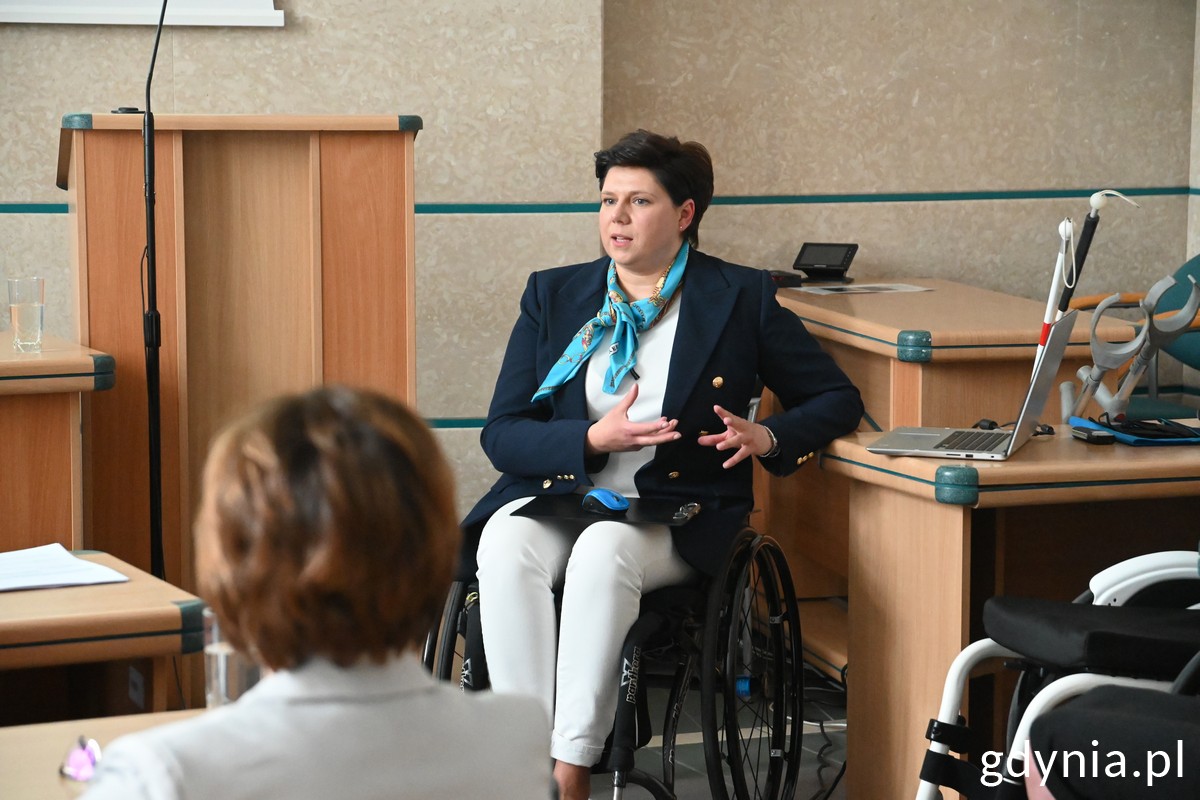 Na zdj. Anna Dobkowska, główny specjalista referatu ds. osób z niepełnosprawnością // fot. Magda Śliżewska