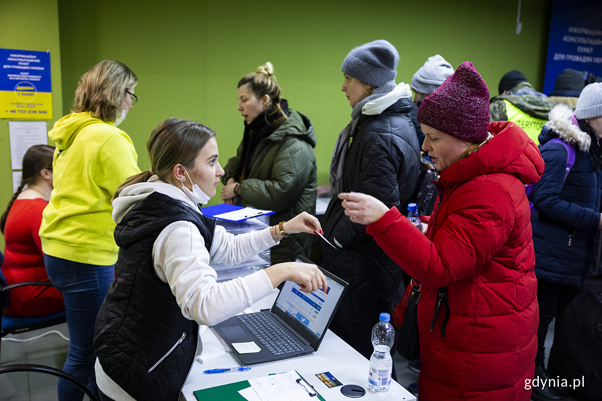 Punkt informacji dla uchodźców z Ukrainy na dworcu PKP Gdynia Główna