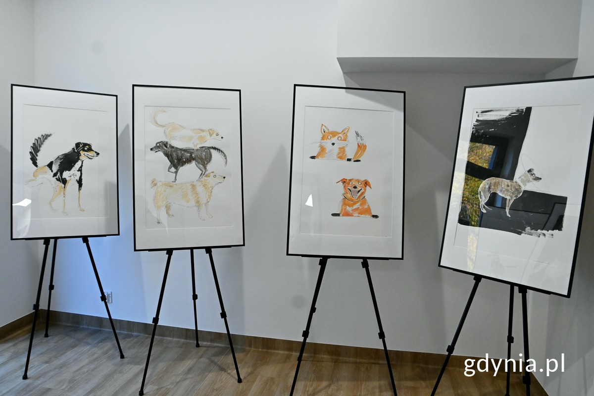 Obrazy, które będzie można wylicytować na Allegro (fot. Magdalena Czernek)