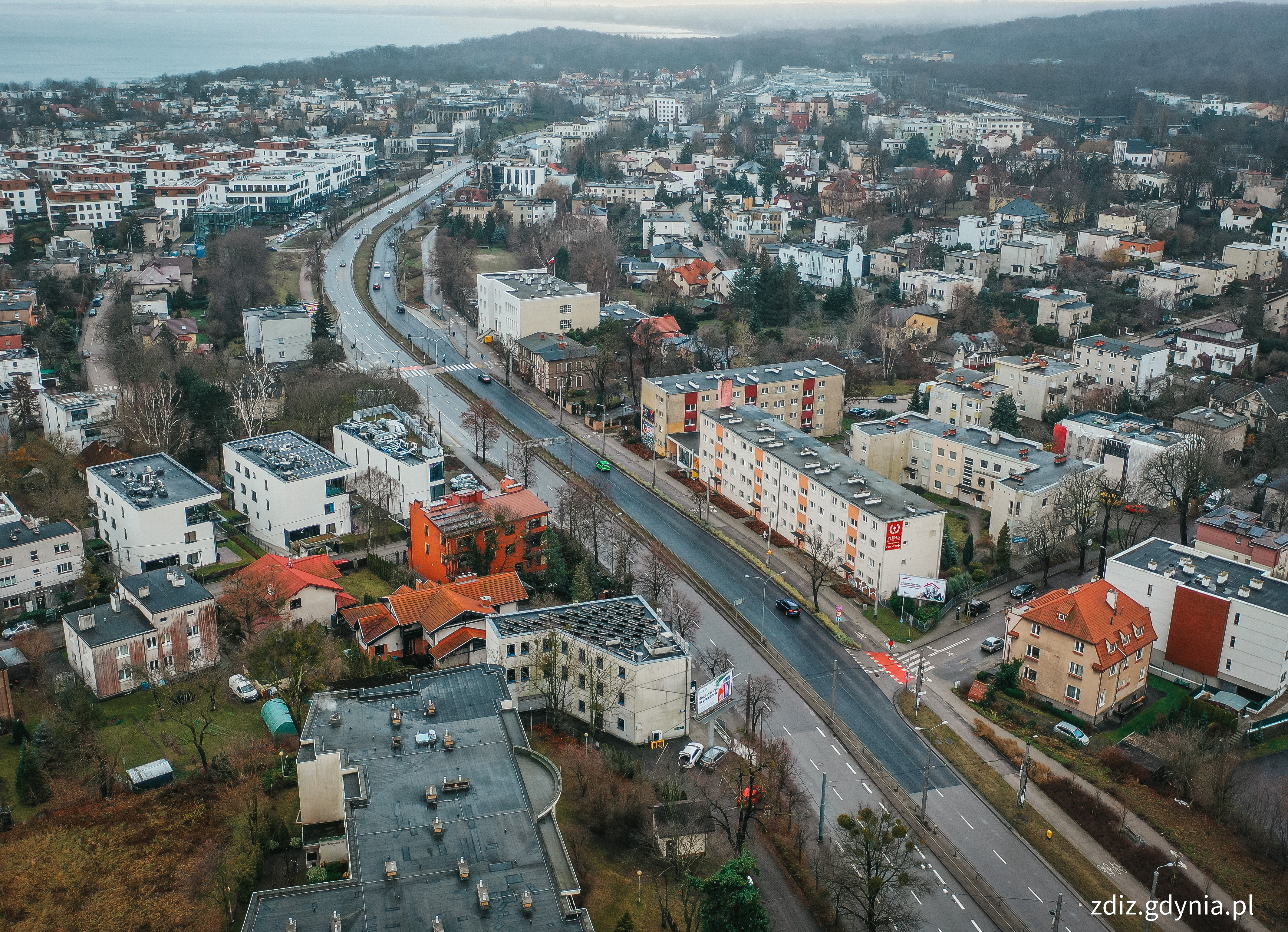 widok z góry na jezdnię, jedna część z nową nawierzchnią, ruch uliczny, miasto z góry