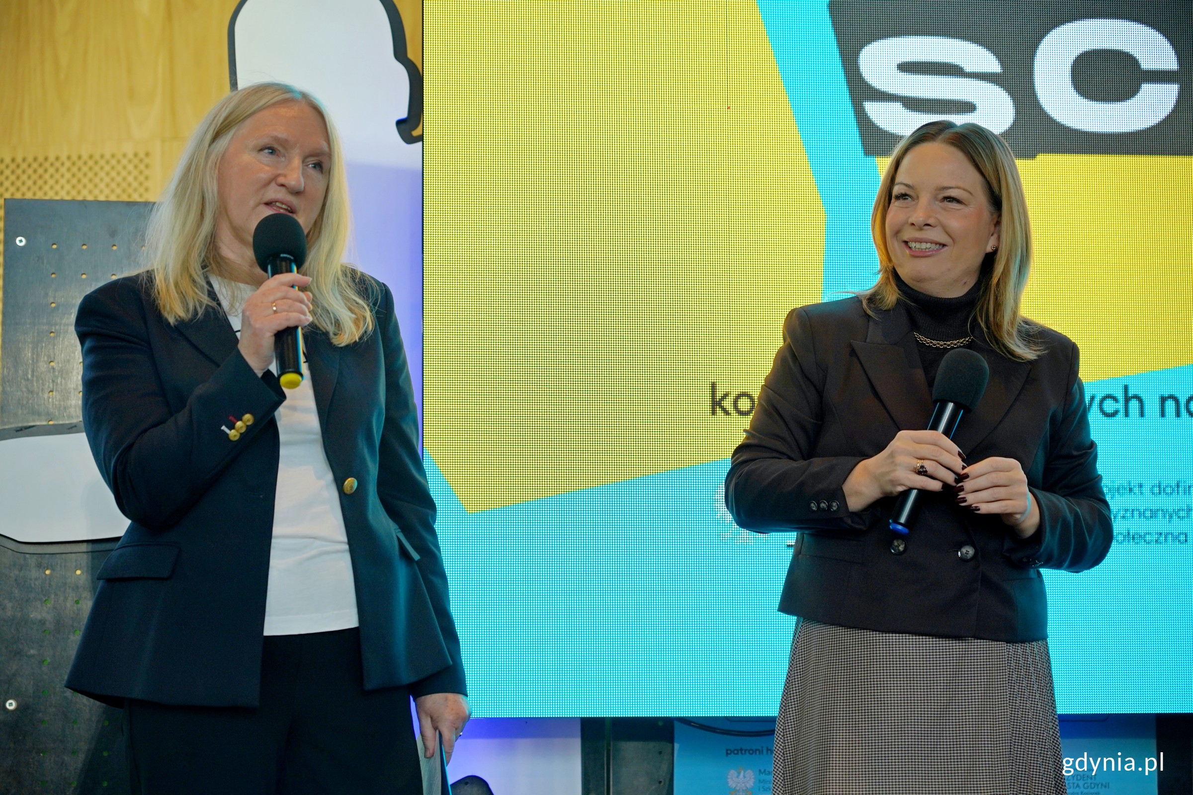 Od prawej: wiceprezydentka Gdyni Oktawia Gorzeńska i Alicja Harackiewicz – dyrektorka Centrum Nauki Experyment podczas otwarcia ScienceCom 2025 (fot. Magdalena Czernek)