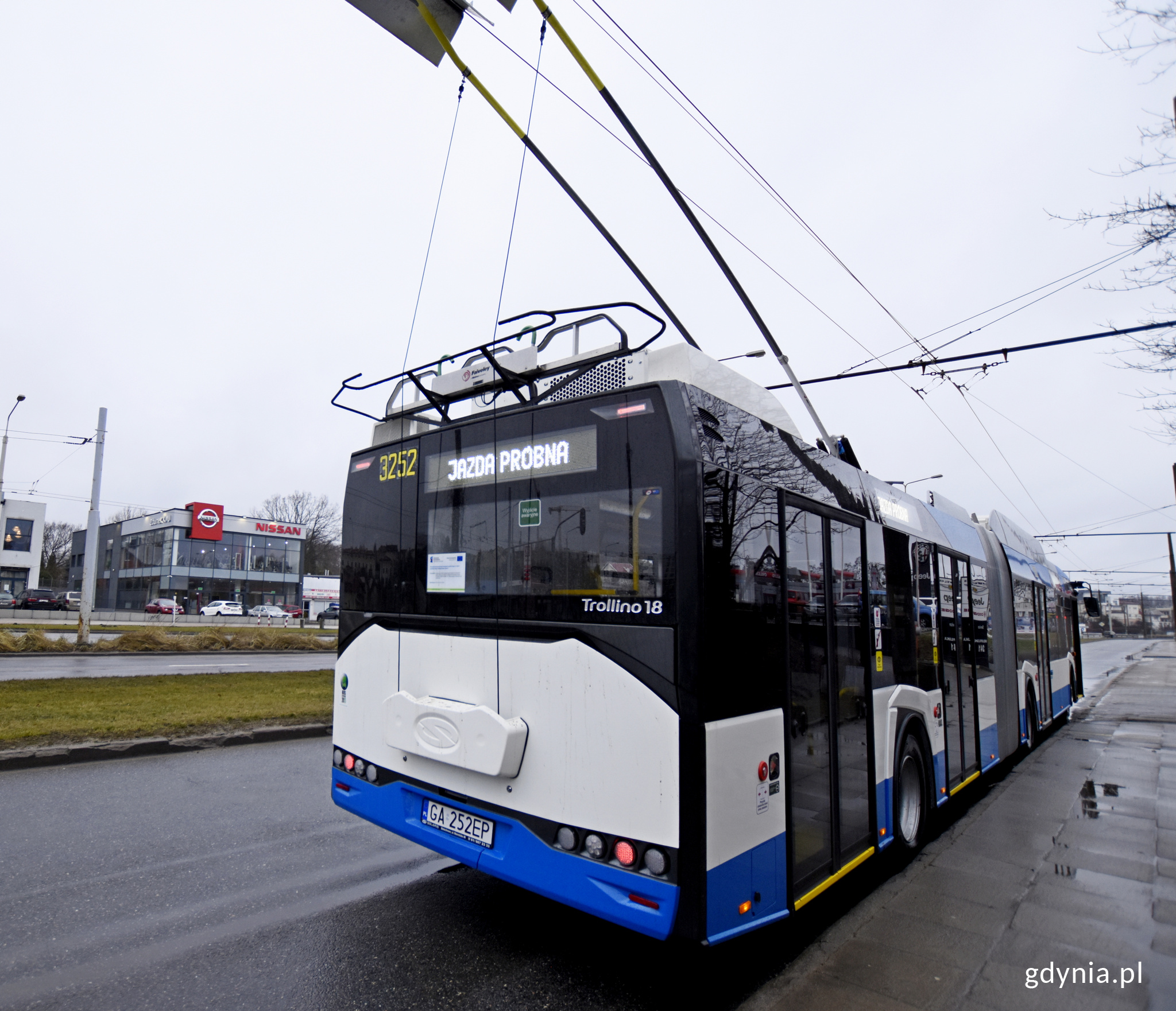 Przełączanie trolejbusu z zasilania przez tzw. szelki na baterię jest zautomatyzowane, fot. Kamil Złoch