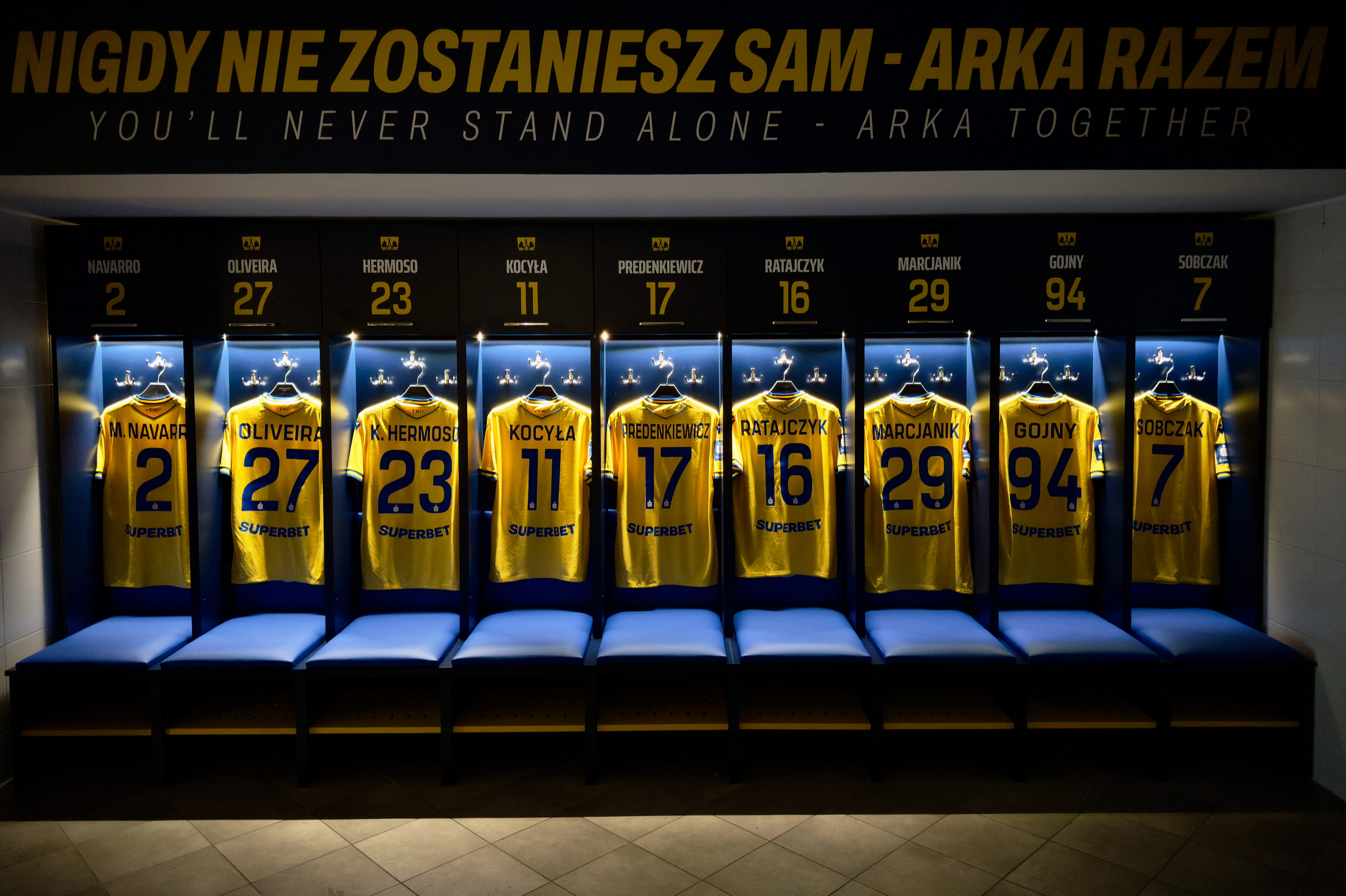 szatnia zawodników Arki z wiszącymi koszulkami