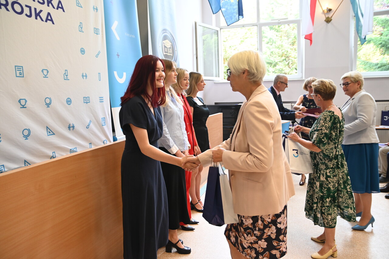 Podwójny jubileusz III LO im. Marynarki Wojennej w Gdyni - Joanna Zielińska, przewodnicząca Rady Miasta Gdyni wręcza nagrodę Marii Jankowskiej, najlepszej międzynarodowej maturzystce, która zdobyła 43 punkty na 45 możliwych do zdobycia. 