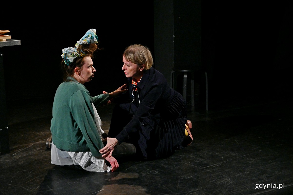 Zdjęcie z próby spektaklu „Kardiosystem” w reżyserii Ewy Ignaczak w Teatrze Gdynia Główna. Od prawej: Hanna Miśkiewicz jako Joanna oraz Małgorzata Polakowska jako Barbara (fot. Magdalena Czernek)