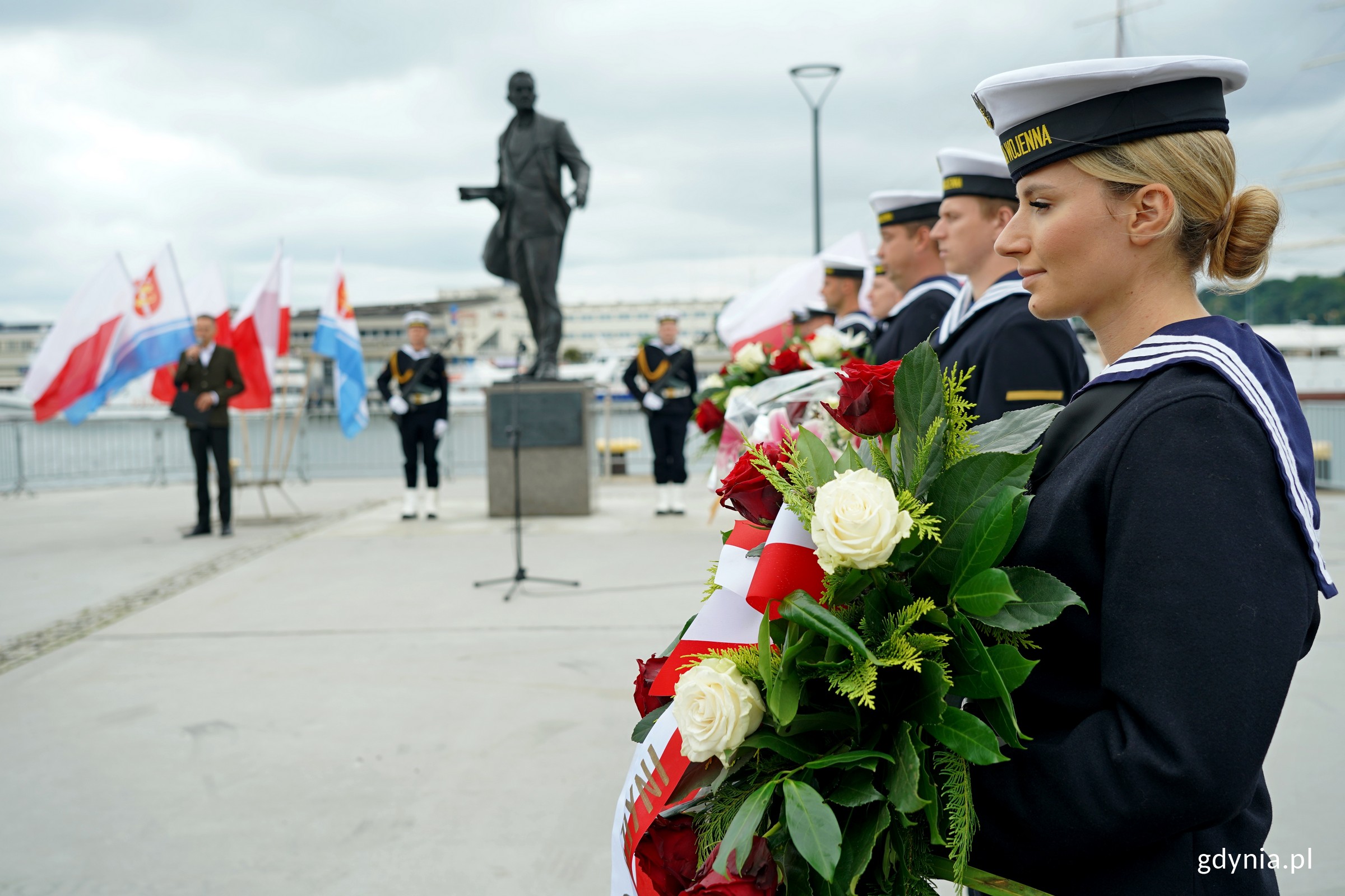 Żołnierze z wieńcami i wiązankami kwiatów podczas uroczystości z okazji 162. rocznicy urodzin inż. Tadeusza Wendy 
