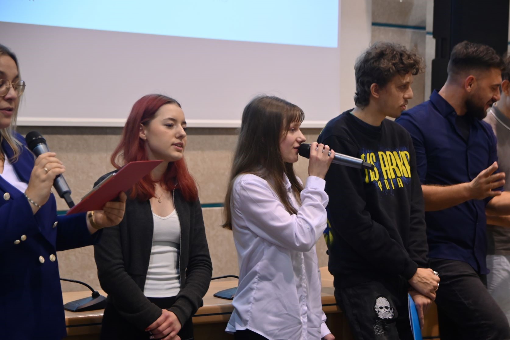 grupa osób śpiewających 