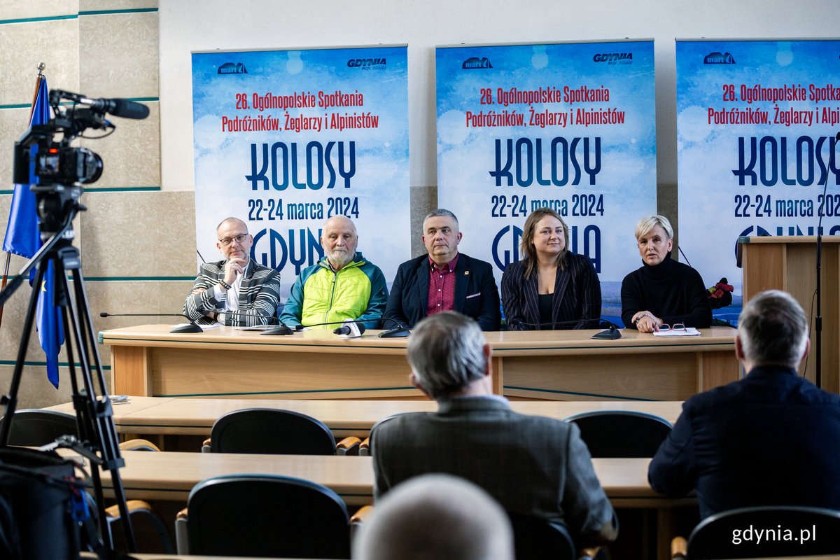 Piątka ludzi siedzi za stołem i opowiada w czasie konferencji prasowej o festiwalu Kolosy.