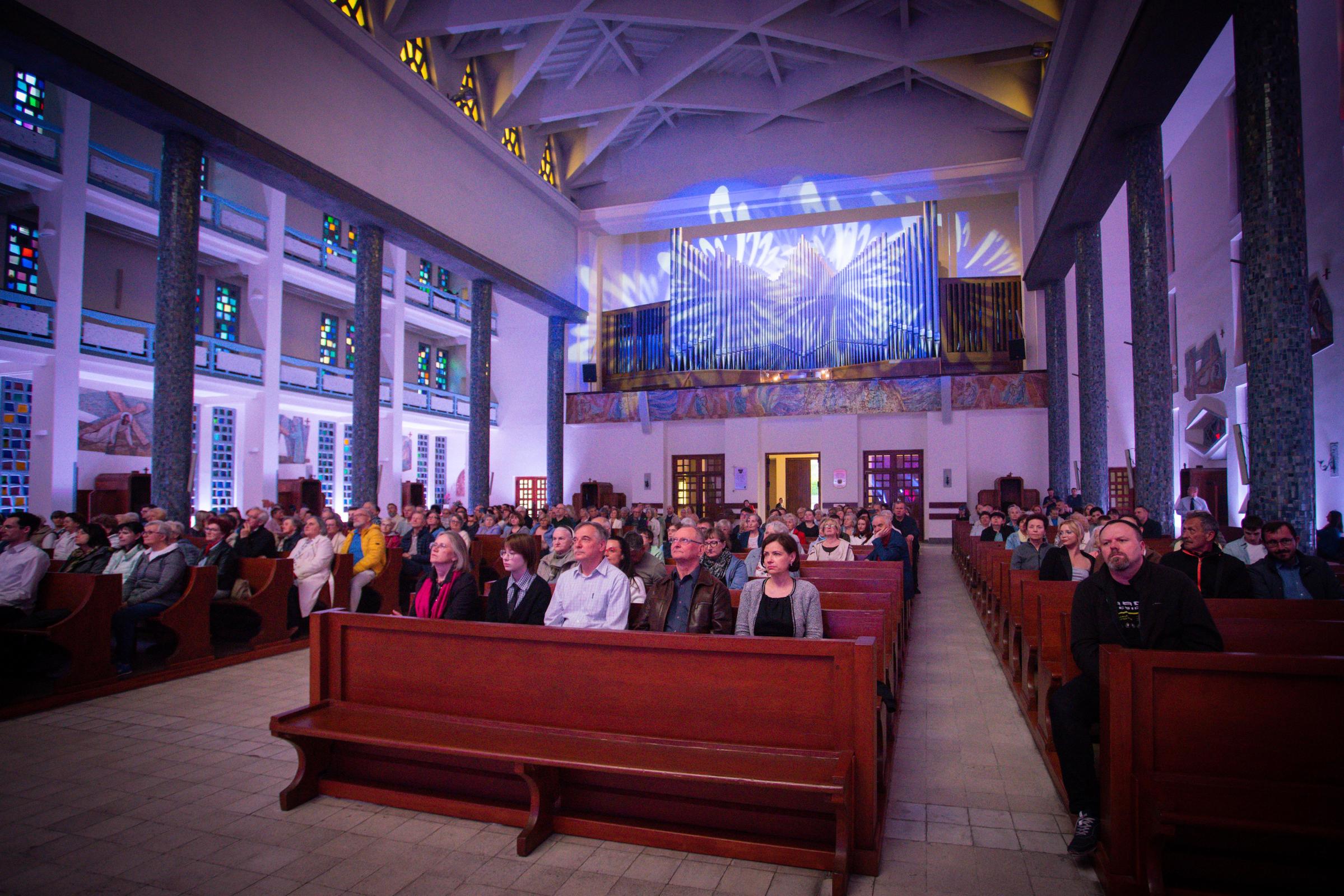 Publiczność zgromadzona w górnym kościele pw. Najświętszego Serca Pana Jezusa na koncercie Romana Peruckiego - „Toccata con Fuga: muzyka organowa Bacha”, który odbył się w ramach 26. edycji festiwalu Gdynia Classica Nova // fot. Anna Rezulak