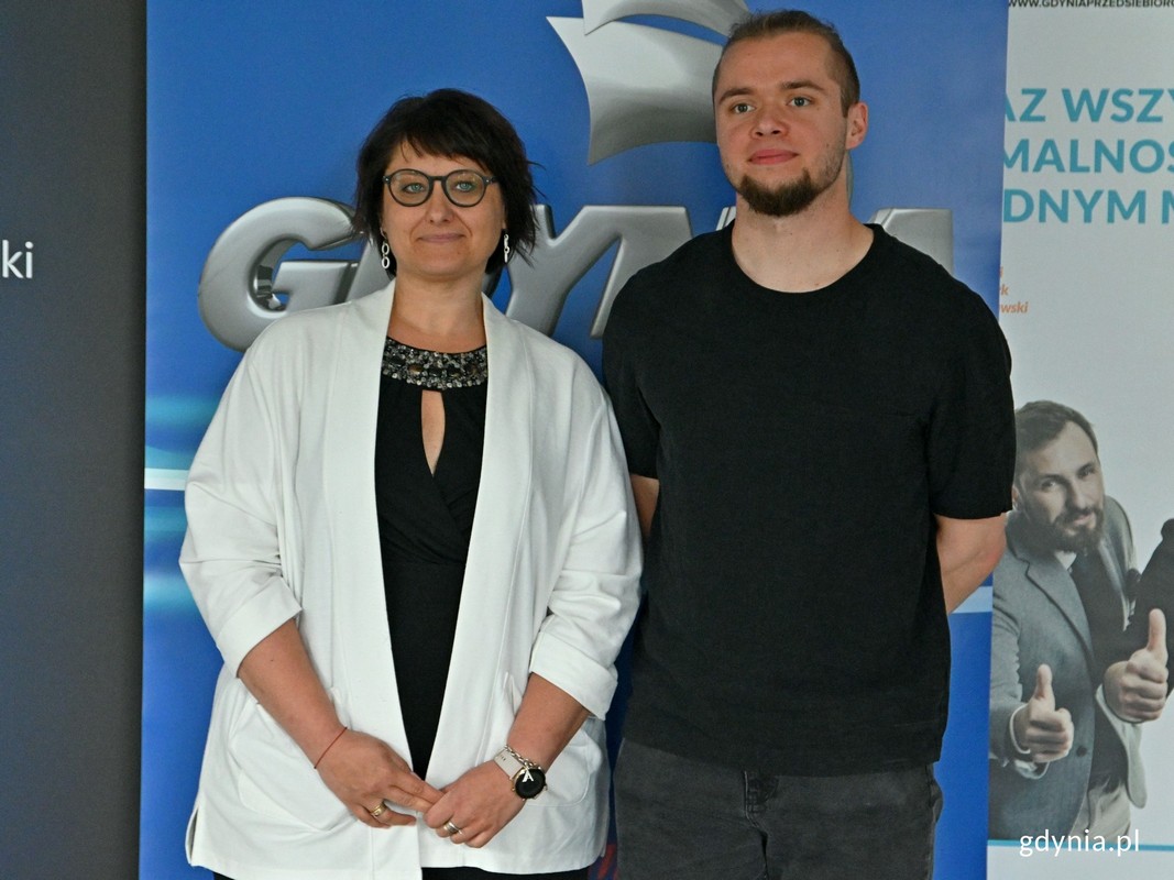 Od lewej: Anna Andrzejewska, laureatka konkursu „Kurs na Biznes” w kategorii „Idea” oraz Damian Łuniewski, laureat konkursu „Kurs na Biznes” w kategorii „Start-up” // fot. Magdalena Czernek 