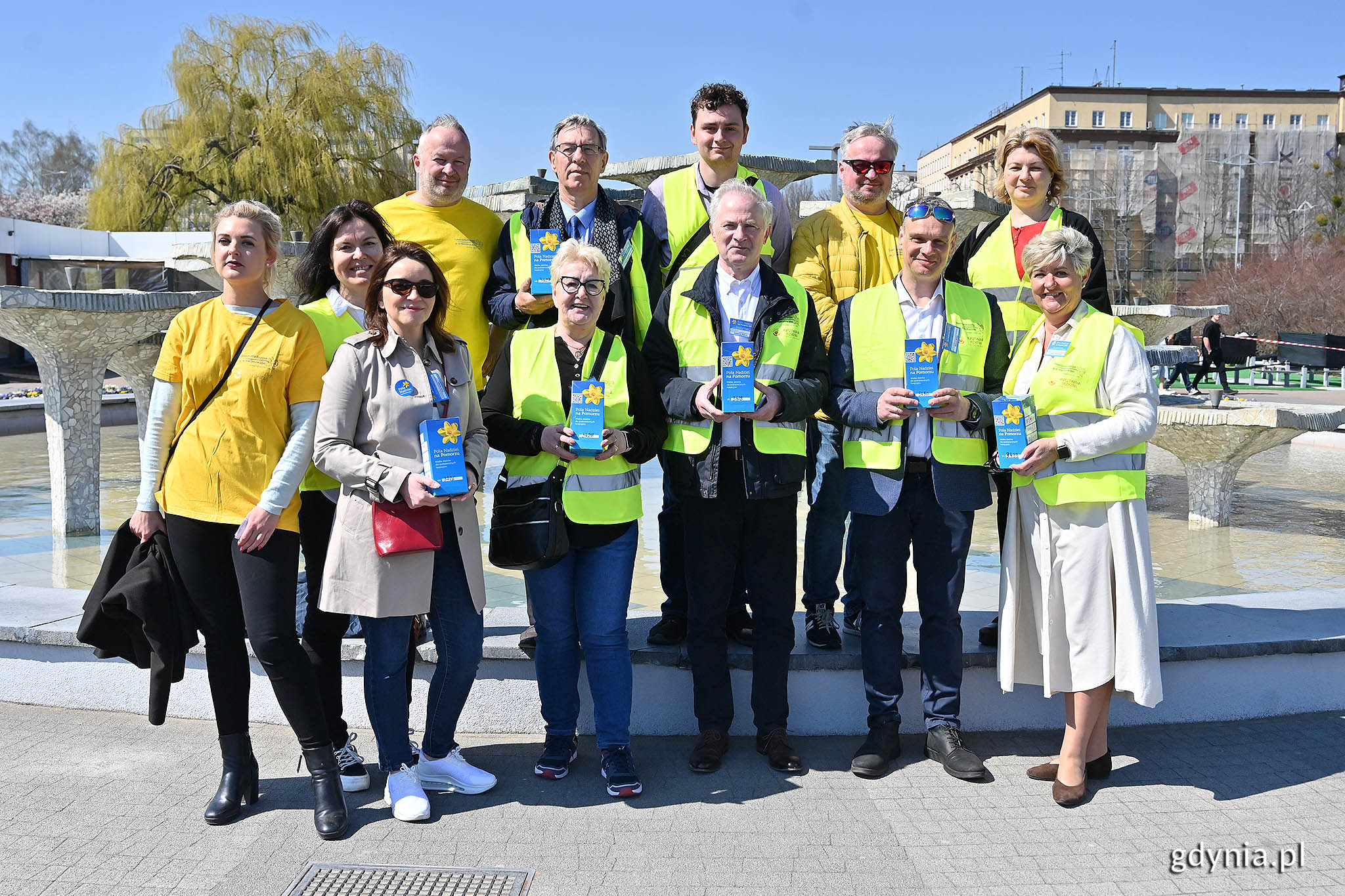  Na zdj. kwestujący przy fontannie na skwerze Kościuszki: Henryka Krzywonos, senator RP Sławomir Rybicki, radni Gdyni: Zenon Roda, Anna Myszka, Marcin Wołek, Elżbieta Raczyńska, Anna Szpajer oraz Wojciech Jankowski, dyrektor Gdyńskiego Ośrodka Doskonalenia Nauczycieli i Krzysztof Jankowski, dyrektor ZSP nr 3