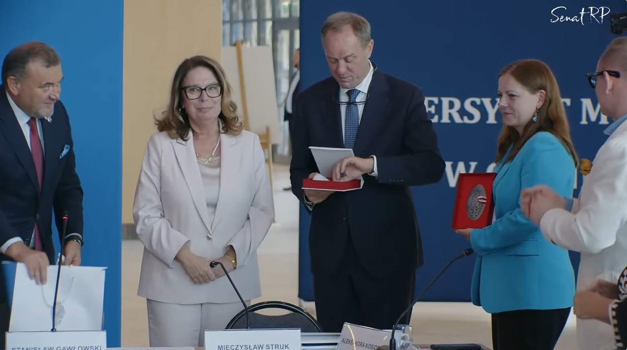 Prezydent Gdyni Aleksandra Kosiorek i Mieczysław Struk - marszałek województwa pomorskiego z Medalem Senatu wręczonym przez marszałek Senatu Małgorzatę Kidawę-Błońską i Stanisława Gawłowskiego - przewodniczącego Komisji Klimatu i Środowiska (screen z transmisji Senatu RP)