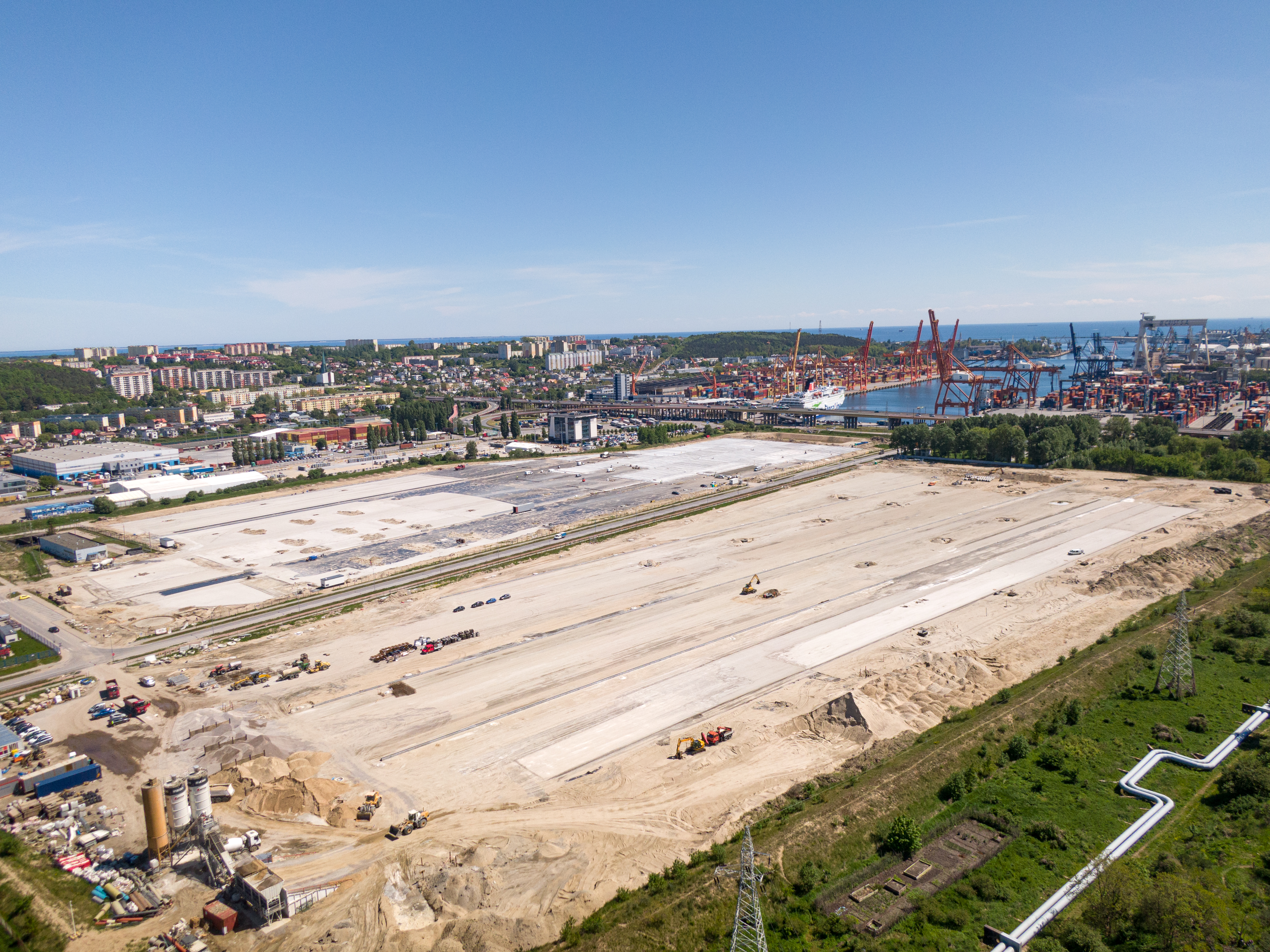 Wykonawca pracuje jeszcze przy układaniu nawierzchni drugiego placu, fot. mat. prasowe / Port Gdynia