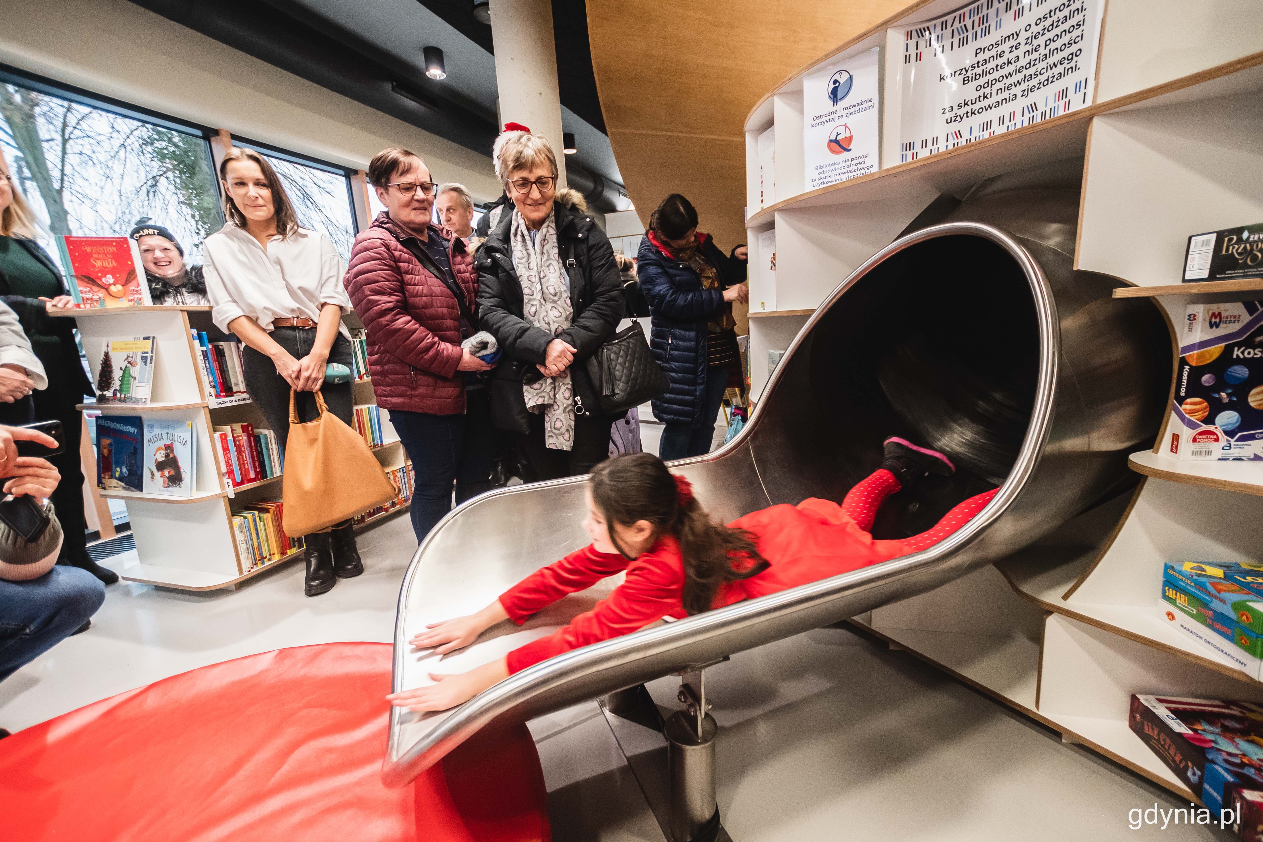 Zjeżdżalnia w centrum obiektu łączy zabawę z funkcją biblioteczną - łączy też strefę dla dorosłych czytelników z parterem dedykowanym najmłodszym, fot. Kamil Złoch